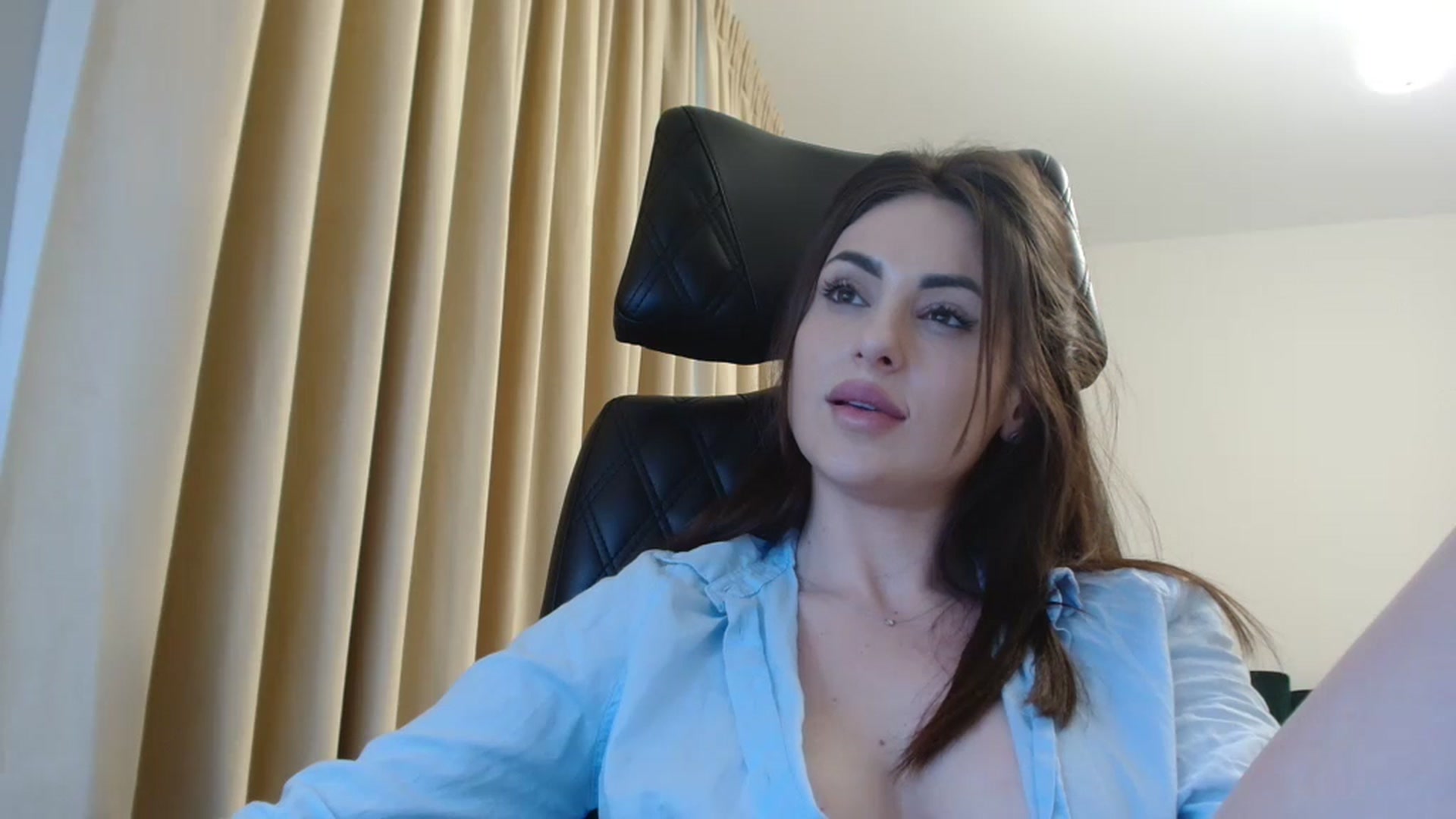 Gallery image thumbnail from DorisDolll's myfreecams stream on, 04/16/2024, 10:21 image 16 of 20