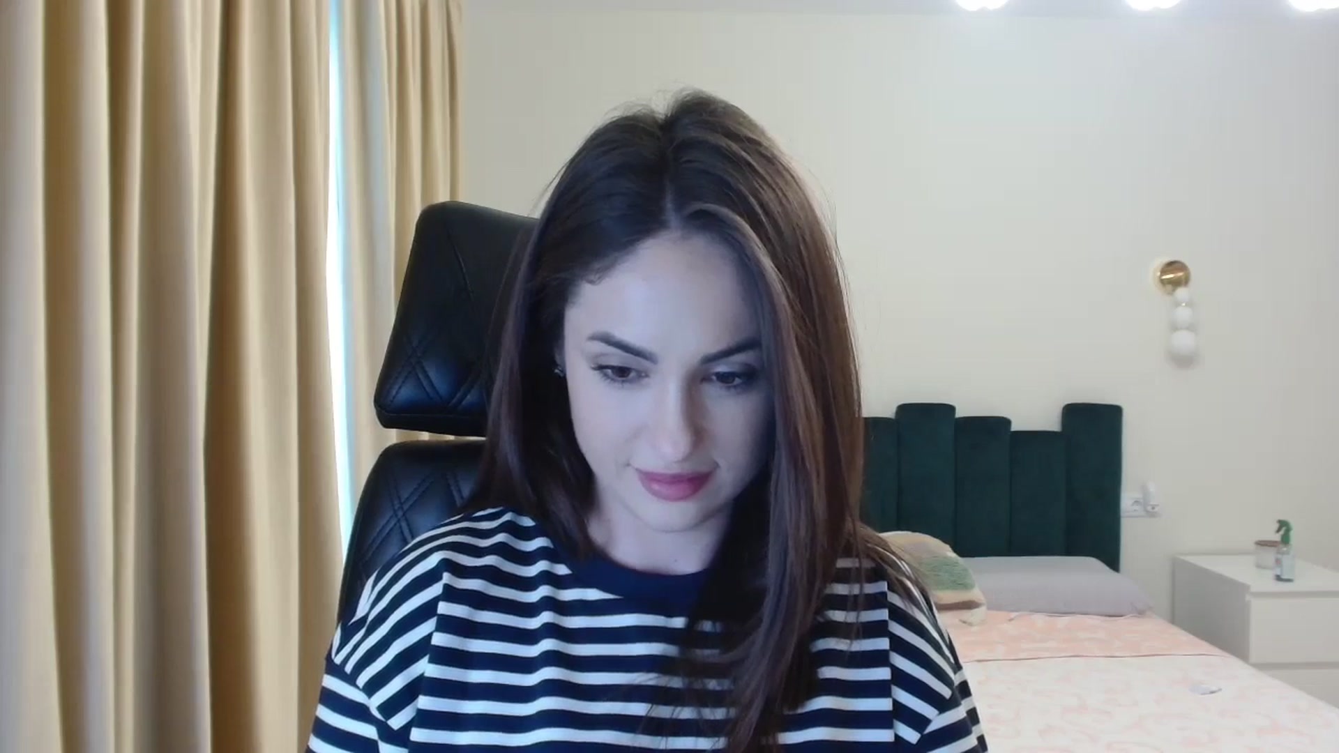 Gallery image thumbnail from DorisDolll's myfreecams stream on, 05/06/2024, 14:12 image 8 of 20