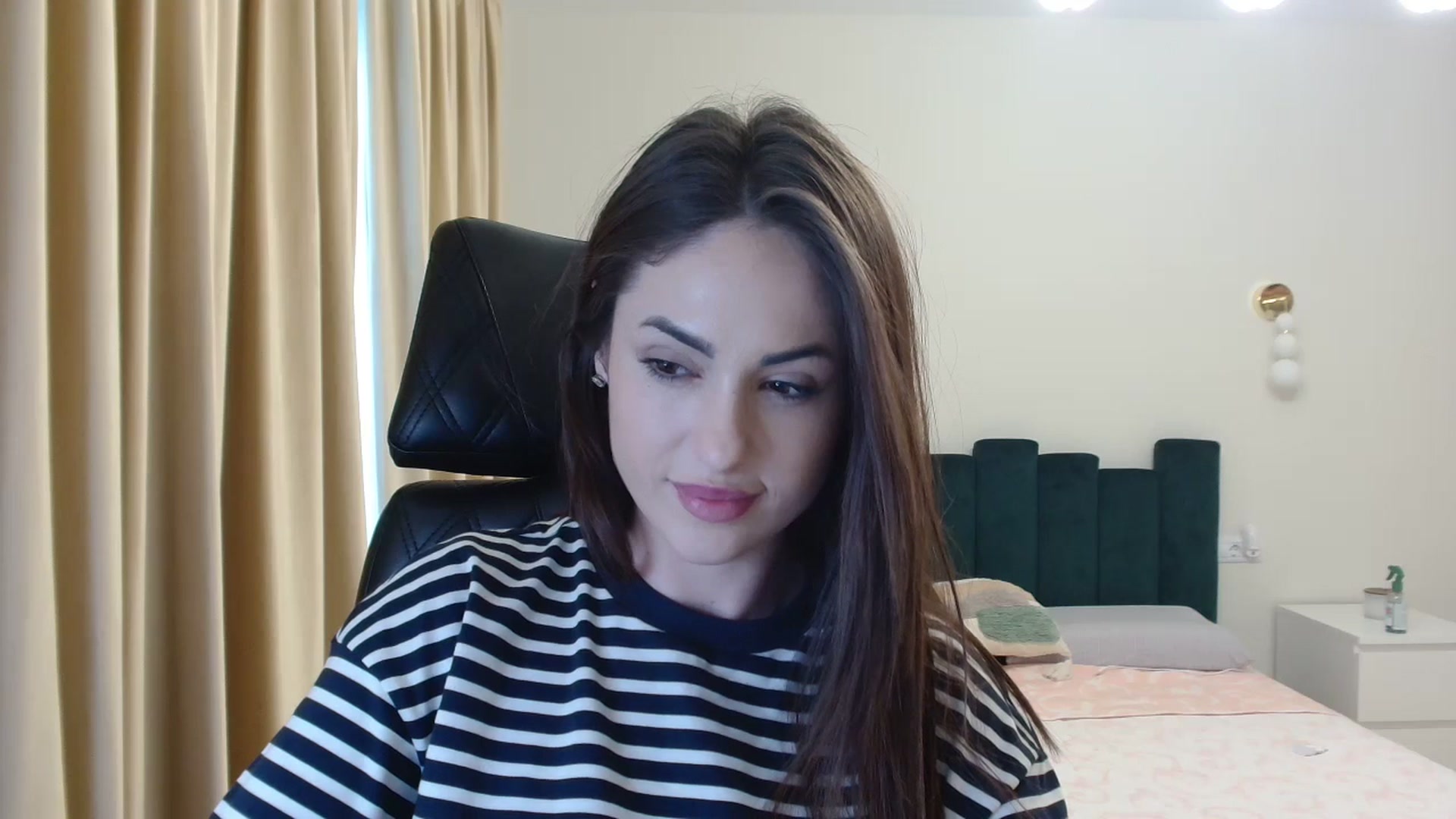 Gallery image thumbnail from DorisDolll's myfreecams stream on, 05/06/2024, 14:12 image 6 of 20