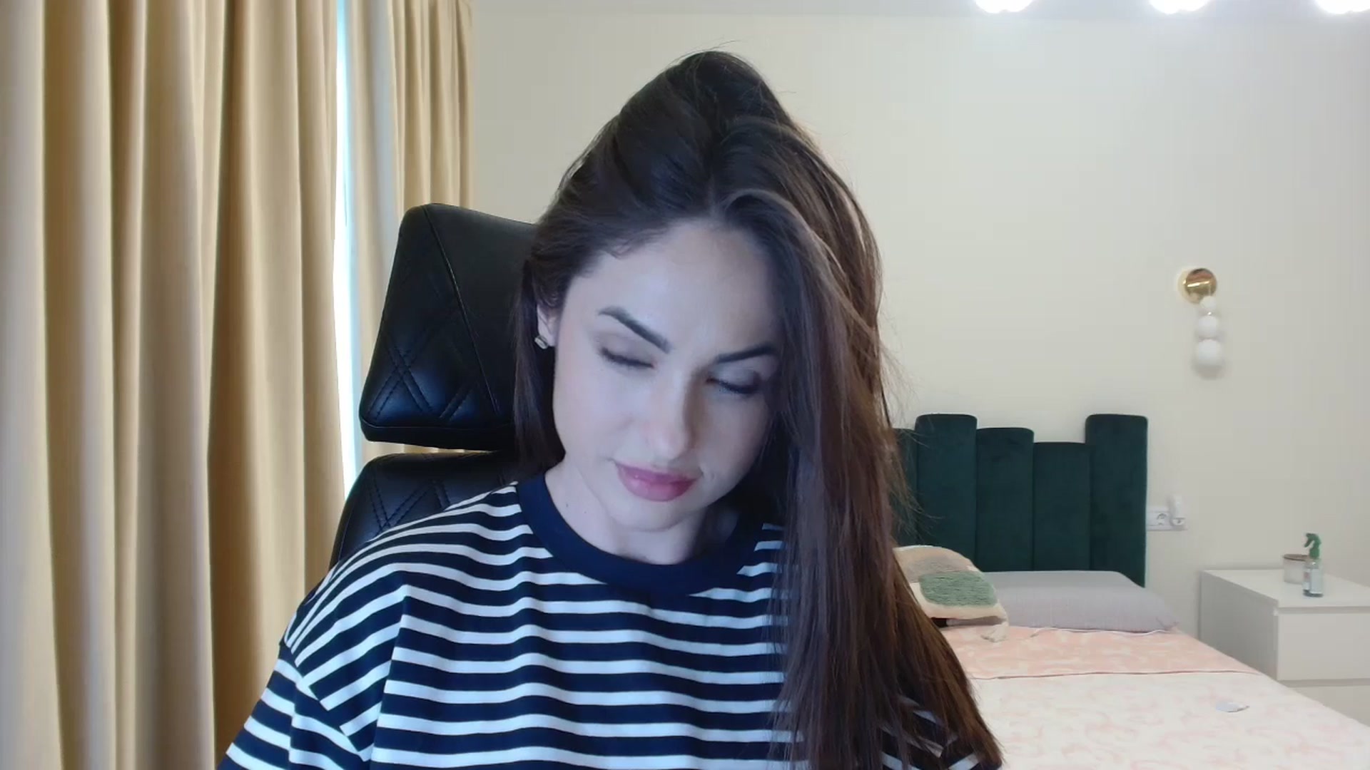 Gallery image thumbnail from DorisDolll's myfreecams stream on, 05/06/2024, 14:12 image 3 of 20