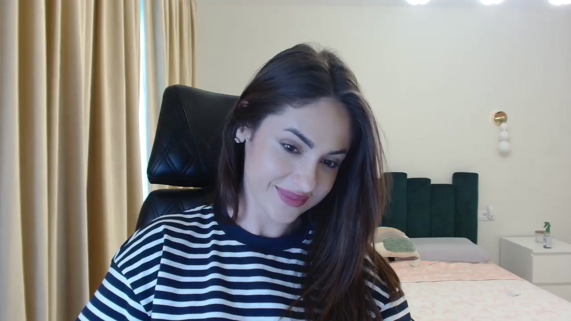 Gallery image thumbnail from DorisDolll's myfreecams stream on, 05/06/2024, 14:12 image 5 of 20