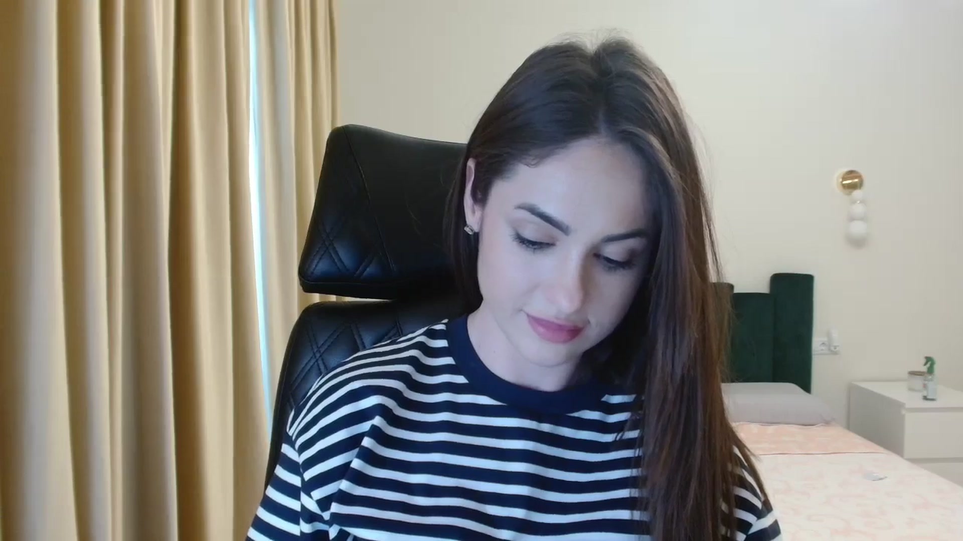 Gallery image thumbnail from DorisDolll's myfreecams stream on, 05/06/2024, 14:12 image 14 of 20