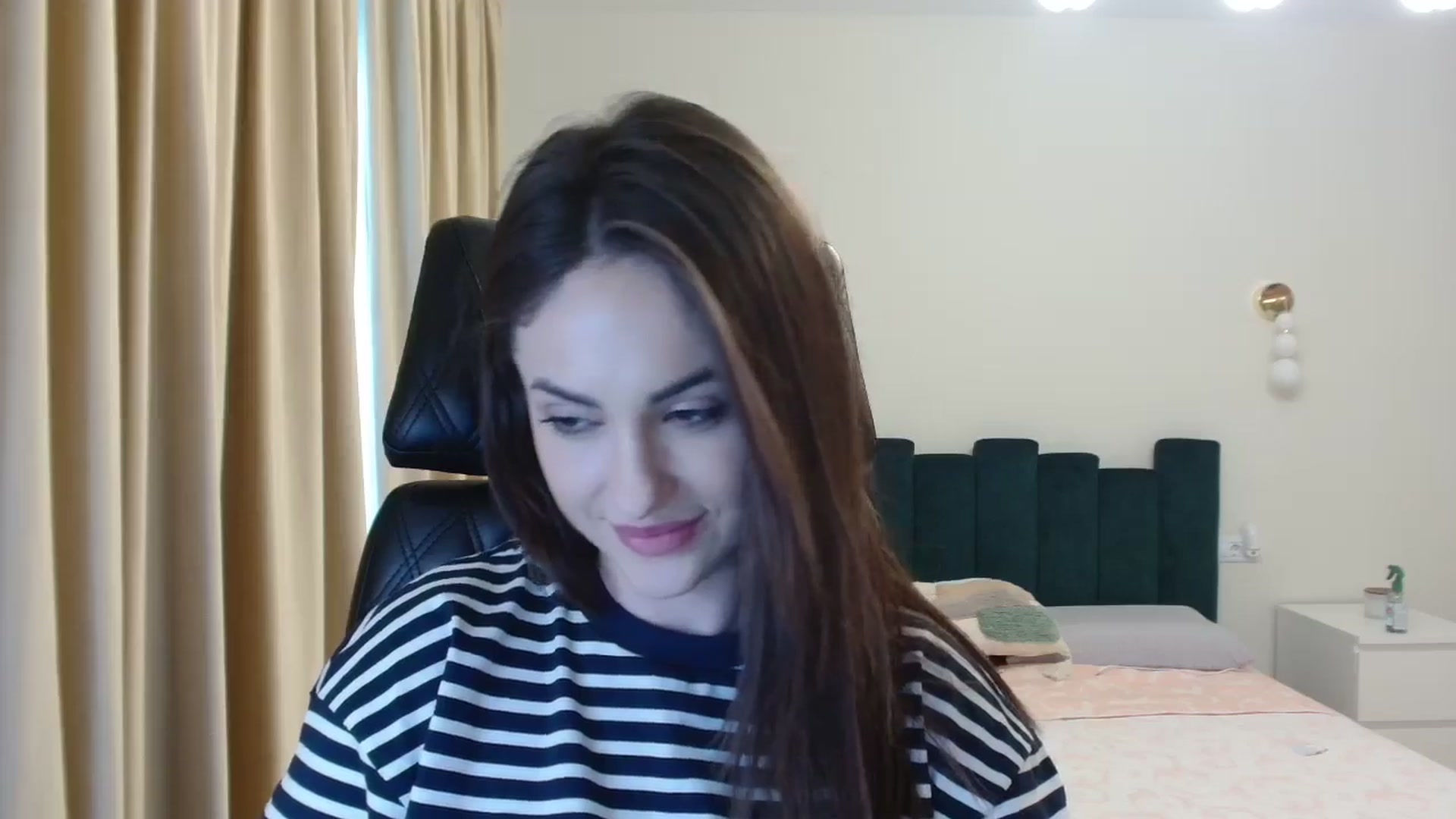 Gallery image thumbnail from DorisDolll's myfreecams stream on, 05/06/2024, 14:12 image 7 of 20