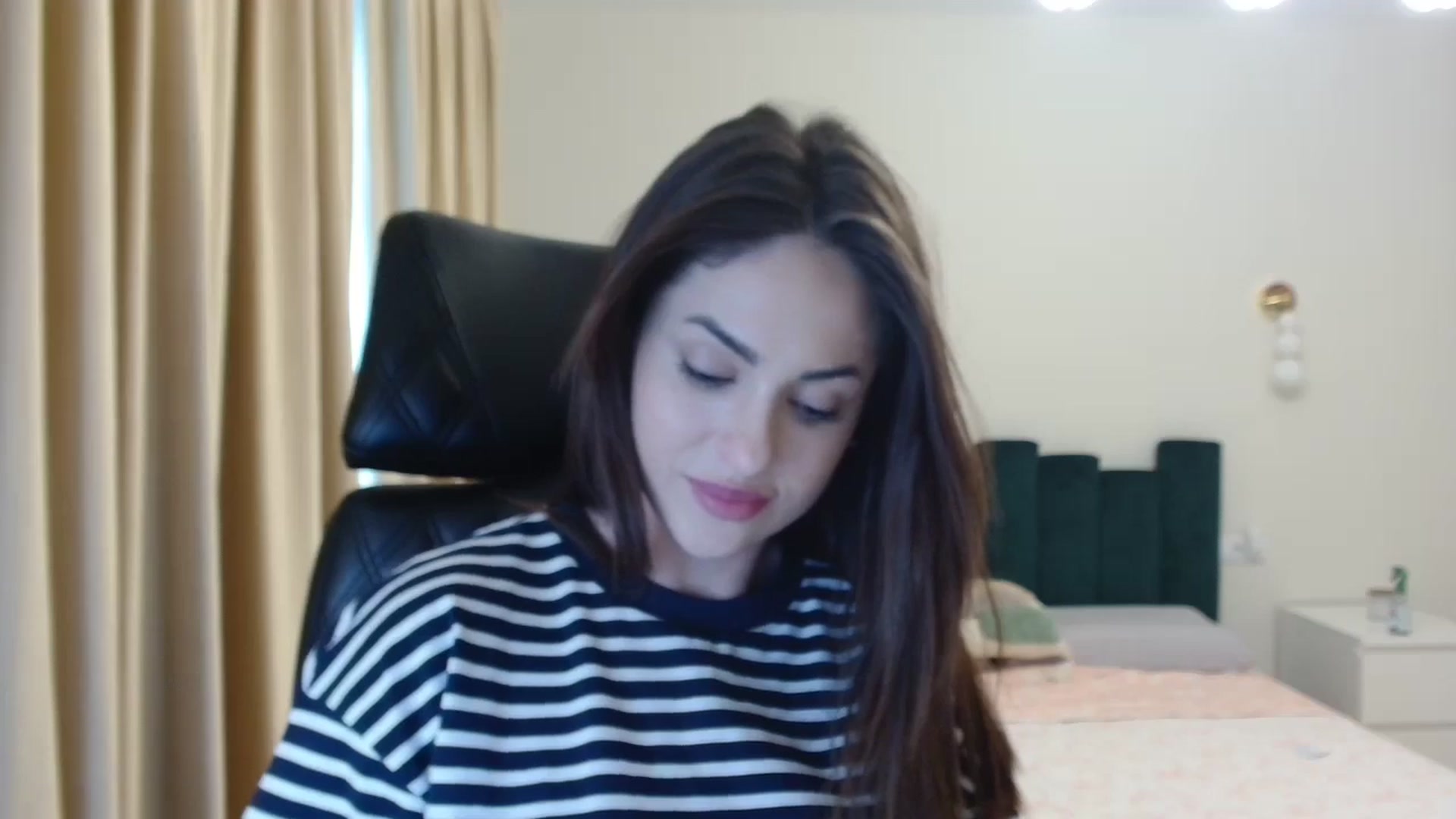 Gallery image thumbnail from DorisDolll's myfreecams stream on, 05/06/2024, 14:12 image 4 of 20