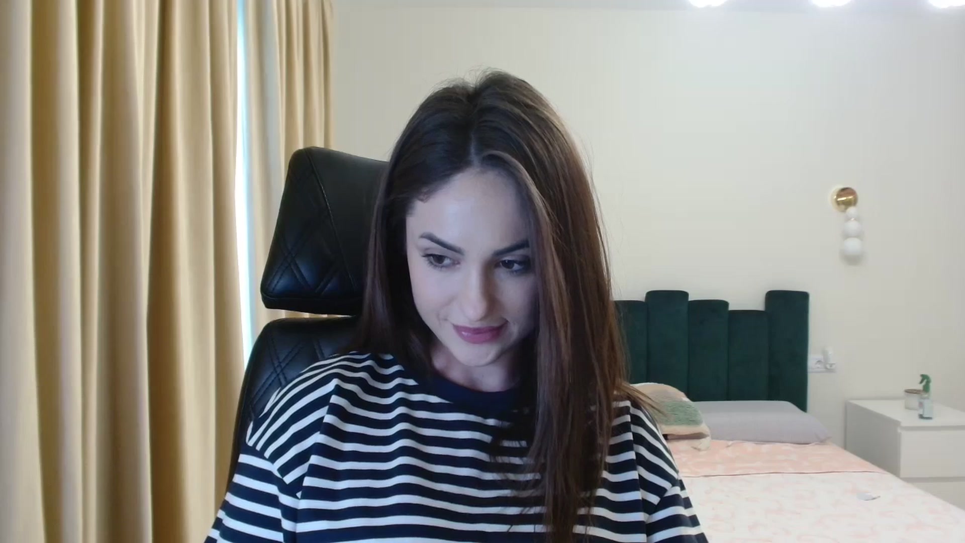 Gallery image thumbnail from DorisDolll's myfreecams stream on, 05/06/2024, 14:12 image 9 of 20
