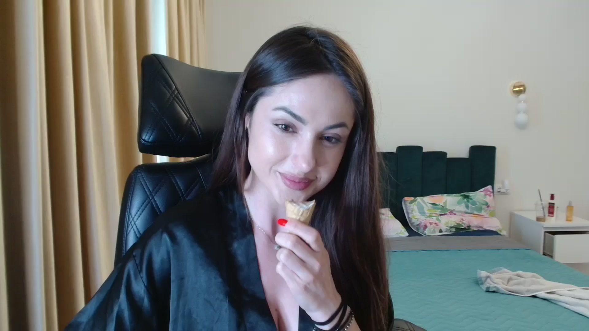 Gallery image thumbnail from DorisDolll's myfreecams stream on, 05/21/2024, 10:17 image 1 of 20
