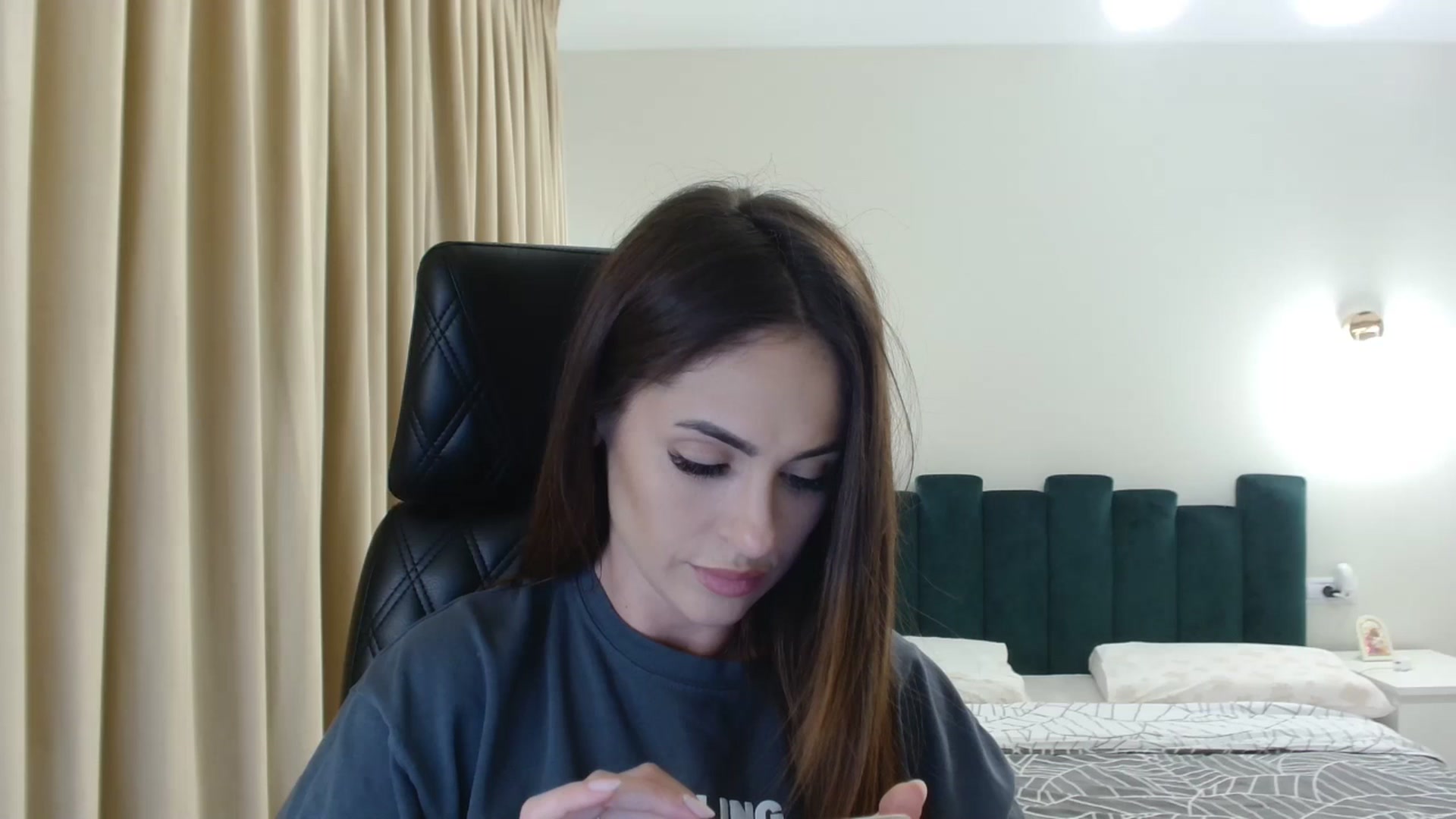 Gallery image thumbnail from DorisDolll's myfreecams stream on, 10/17/2024, 09:09 image 10 of 20