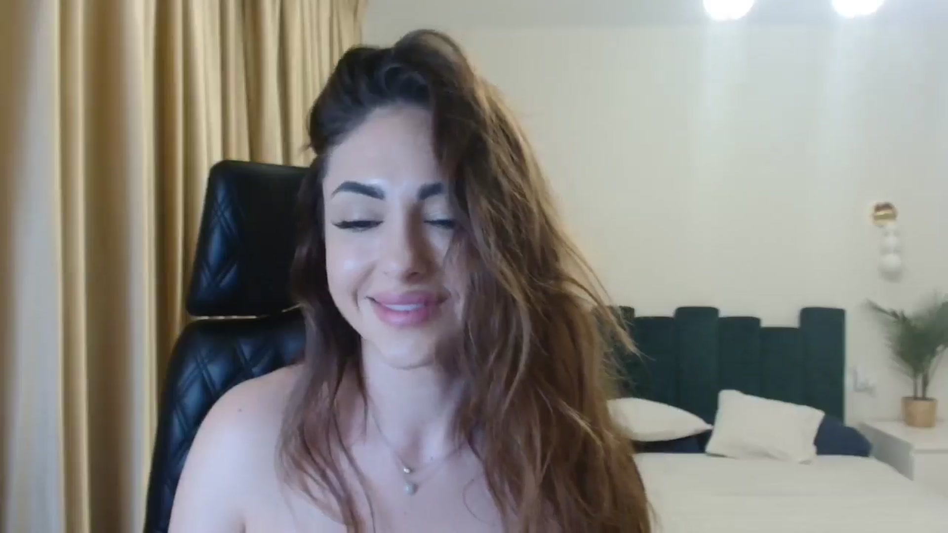 Gallery image thumbnail from DorisDolll's myfreecams stream on, 12/26/2024, 10:40 image 4 of 20