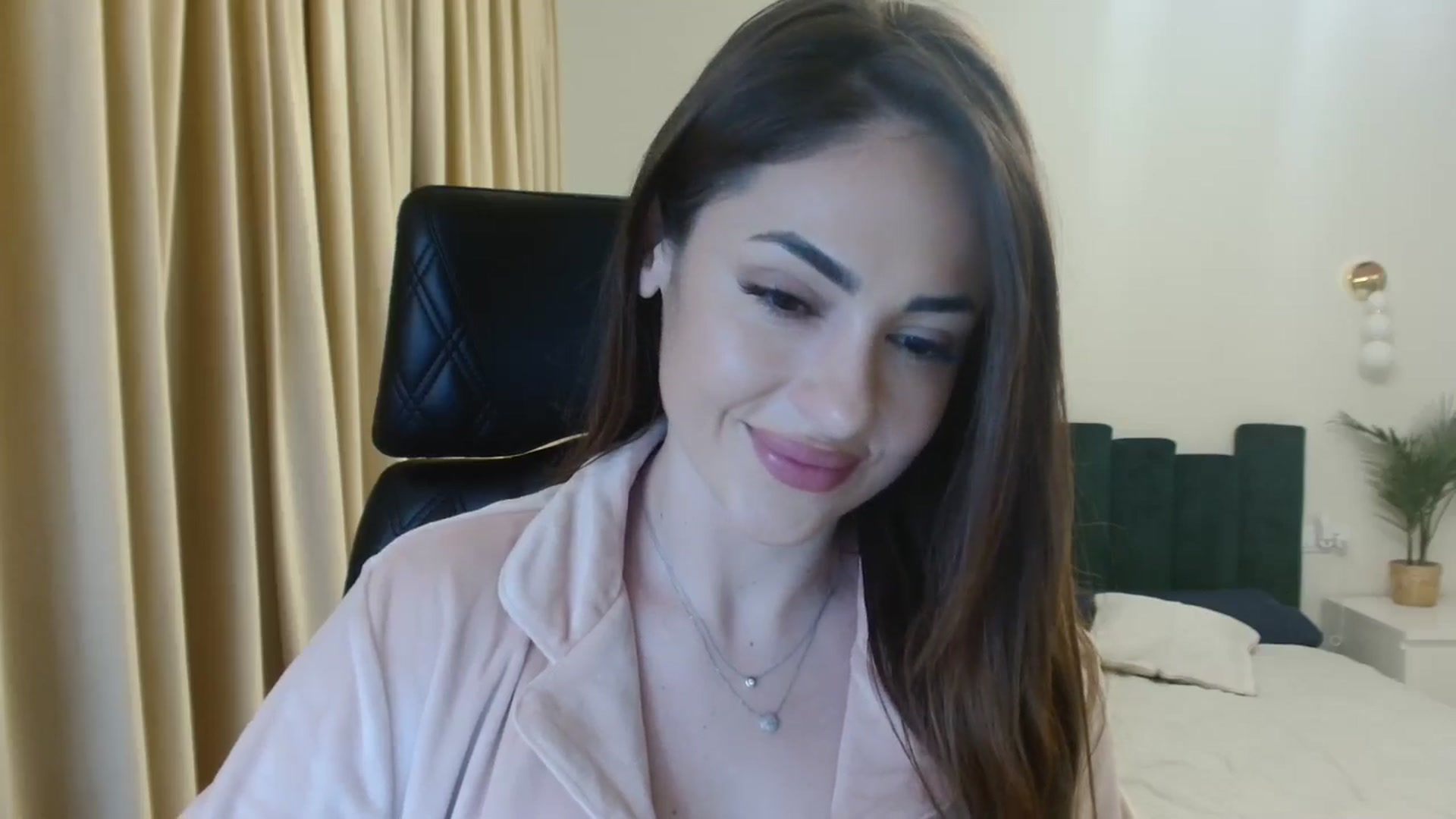 Gallery image thumbnail from DorisDolll's myfreecams stream on, 12/27/2024, 10:20 image 3 of 20