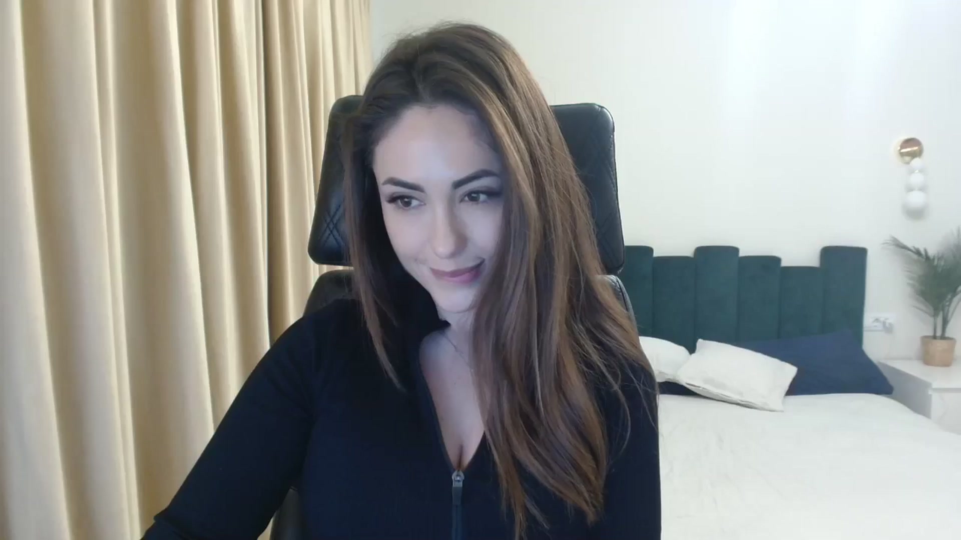 Gallery image thumbnail from DorisDolll's myfreecams stream on, 12/30/2024, 09:19 image 8 of 20
