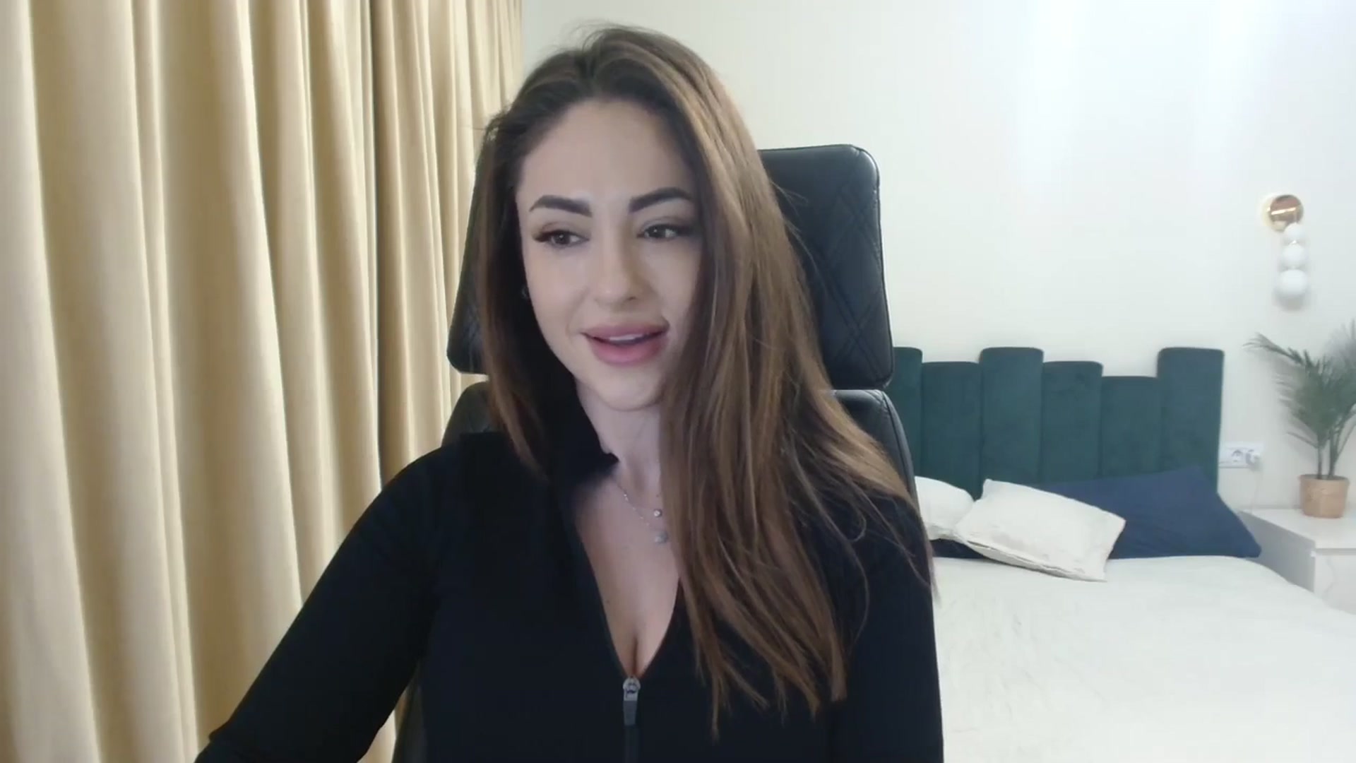 Gallery image thumbnail from DorisDolll's myfreecams stream on, 12/30/2024, 09:19 image 7 of 20