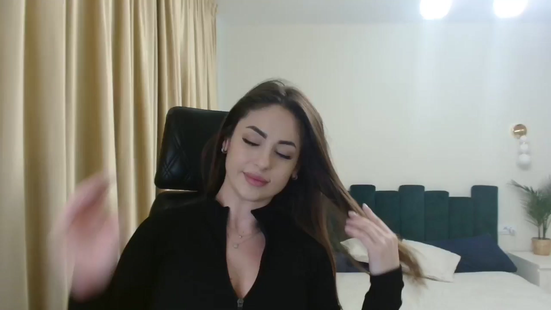 Gallery image thumbnail from DorisDolll's myfreecams stream on, 12/30/2024, 09:49 image 1 of 20