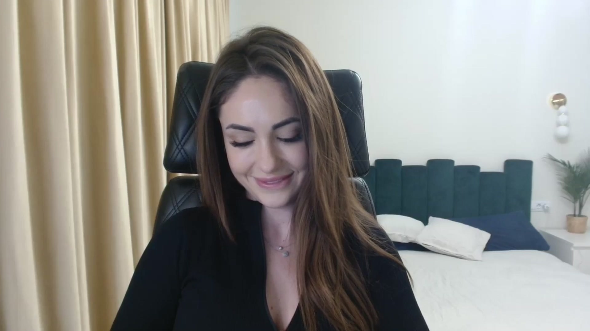 Gallery image thumbnail from DorisDolll's myfreecams stream on, 12/30/2024, 09:49 image 9 of 20