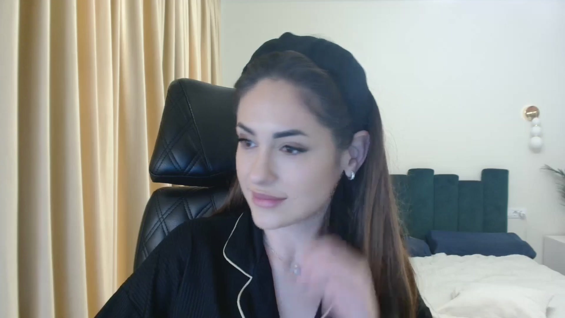 Gallery image thumbnail from DorisDolll's myfreecams stream on, 12/31/2024, 09:10 image 14 of 20