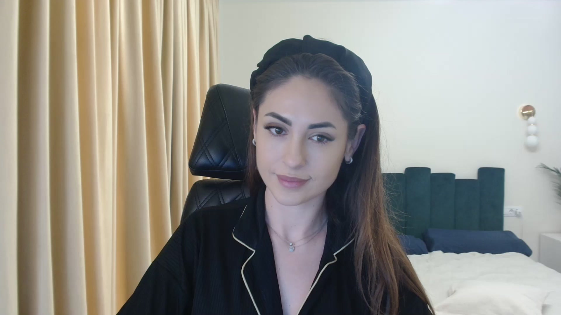Gallery image thumbnail from DorisDolll's myfreecams stream on, 12/31/2024, 09:10 image 11 of 20