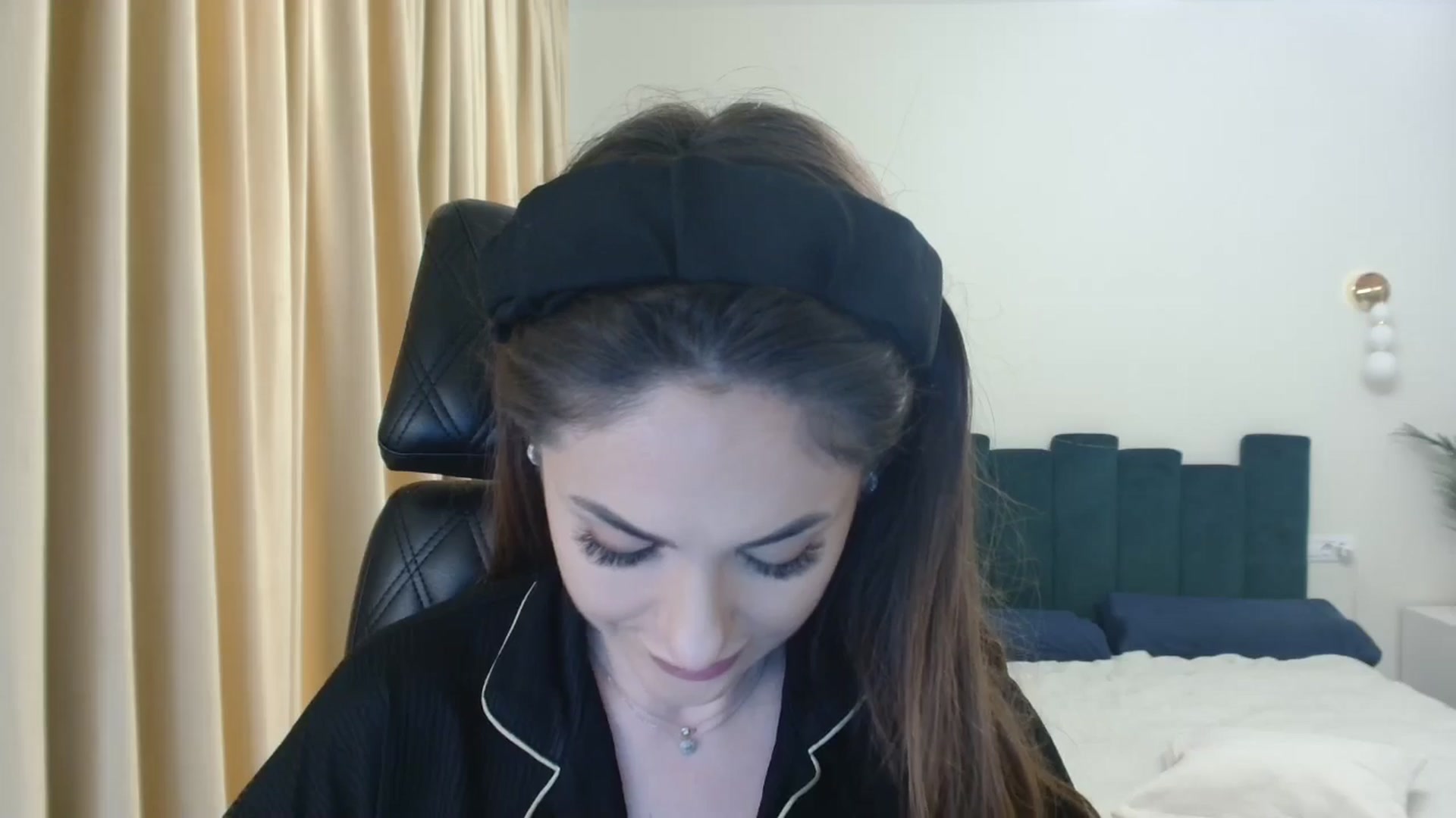 Gallery image thumbnail from DorisDolll's myfreecams stream on, 12/31/2024, 09:10 image 12 of 20