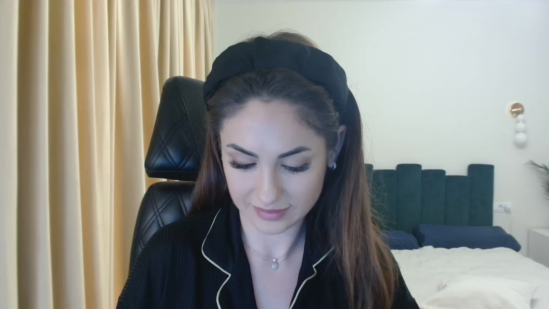 Gallery image thumbnail from DorisDolll's myfreecams stream on, 12/31/2024, 09:10 image 13 of 20