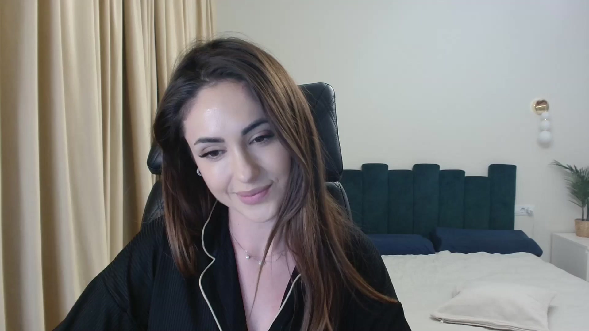 Gallery image thumbnail from DorisDolll's myfreecams stream on, 12/31/2024, 17:00 image 1 of 20