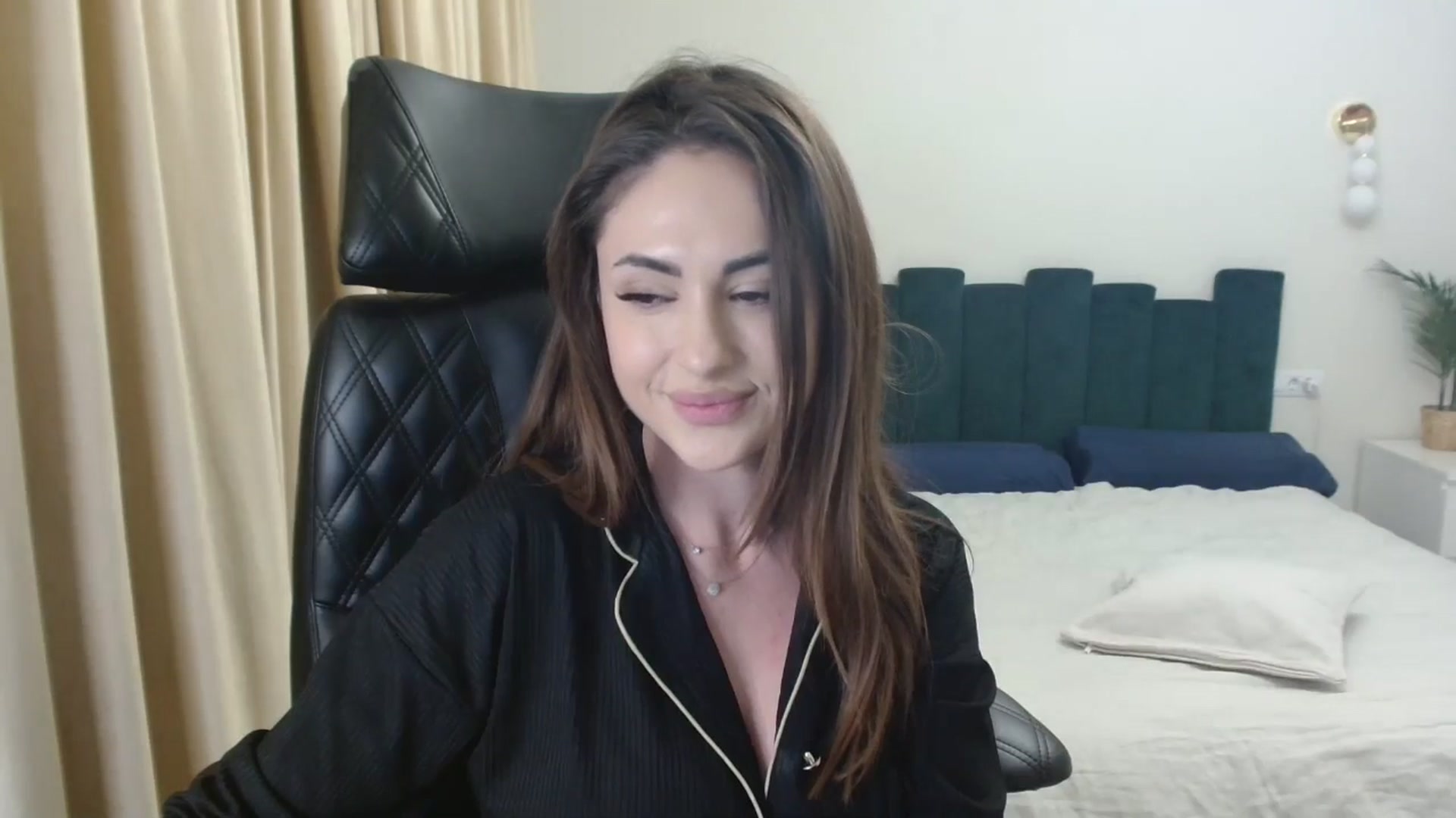 Gallery image thumbnail from DorisDolll's myfreecams stream on, 12/31/2024, 17:00 image 7 of 20