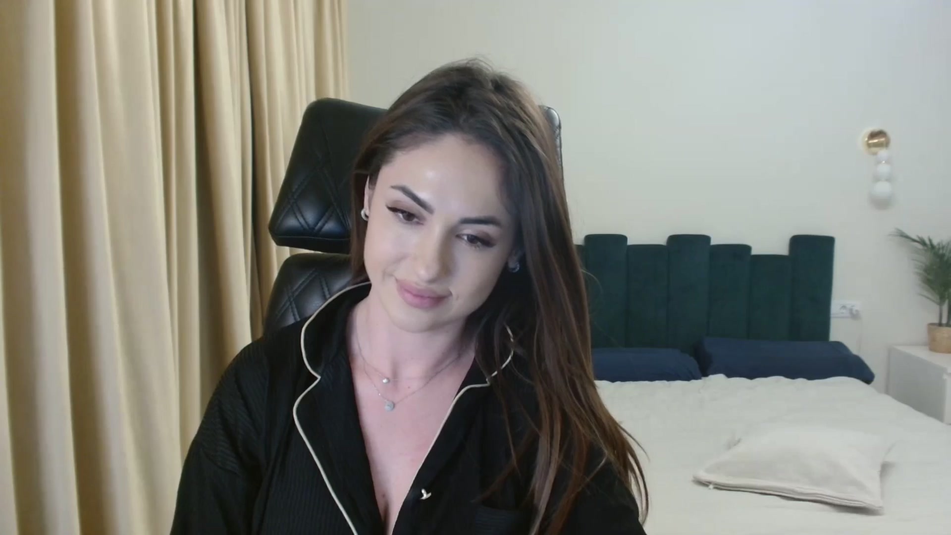 Gallery image thumbnail from DorisDolll's myfreecams stream on, 12/31/2024, 17:00 image 6 of 20