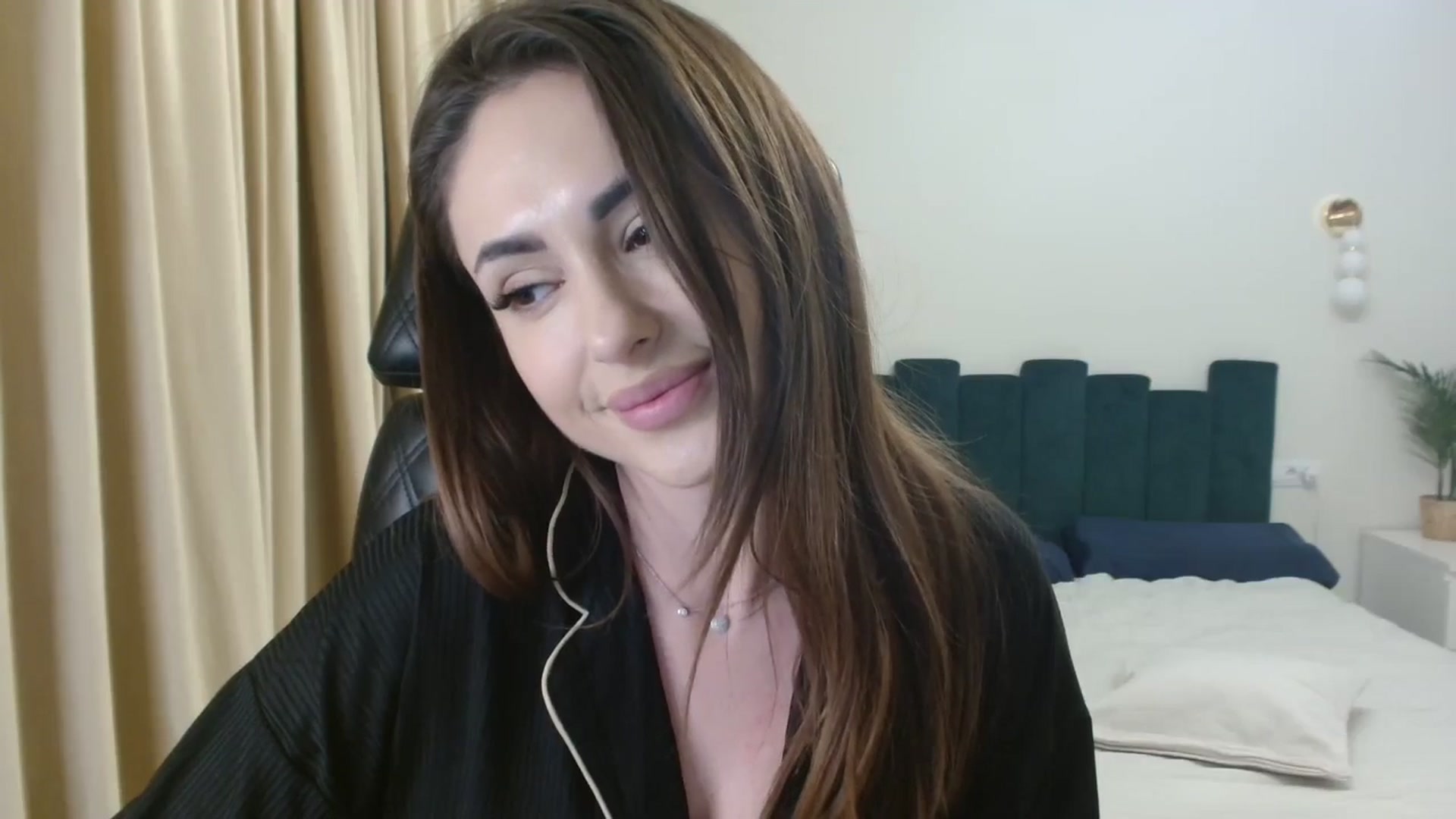 Gallery image thumbnail from DorisDolll's myfreecams stream on, 12/31/2024, 17:00 image 3 of 20