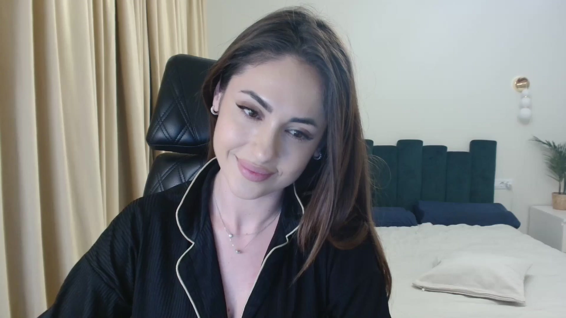 Gallery image thumbnail from DorisDolll's myfreecams stream on, 12/31/2024, 17:00 image 4 of 20