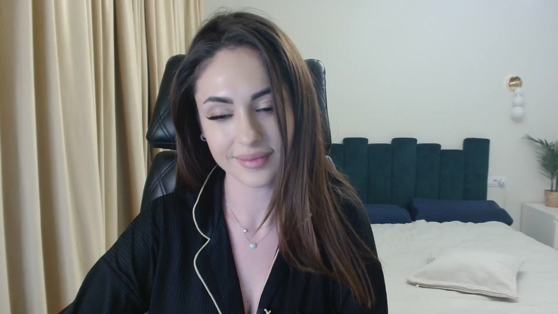 Gallery image thumbnail from DorisDolll's myfreecams stream on, 12/31/2024, 17:00 image 5 of 20