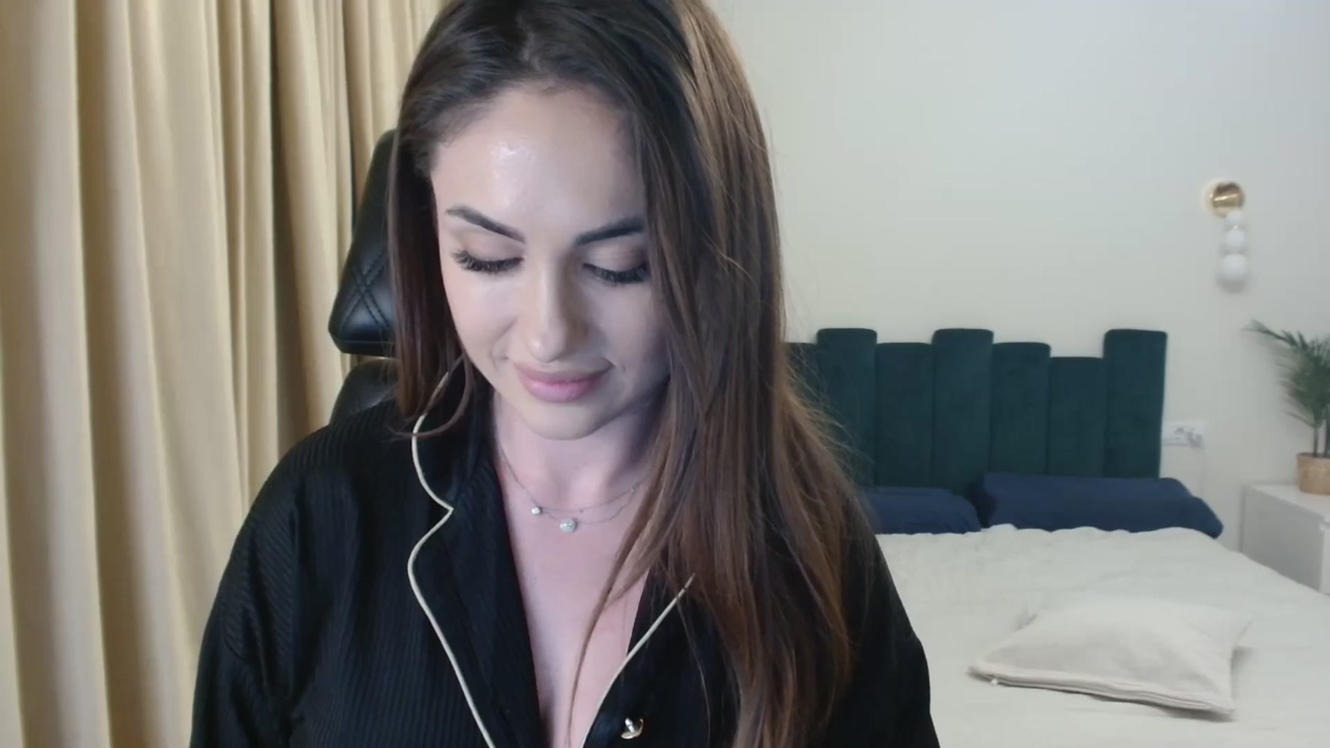 Gallery image thumbnail from DorisDolll's myfreecams stream on, 12/31/2024, 17:00 image 2 of 20