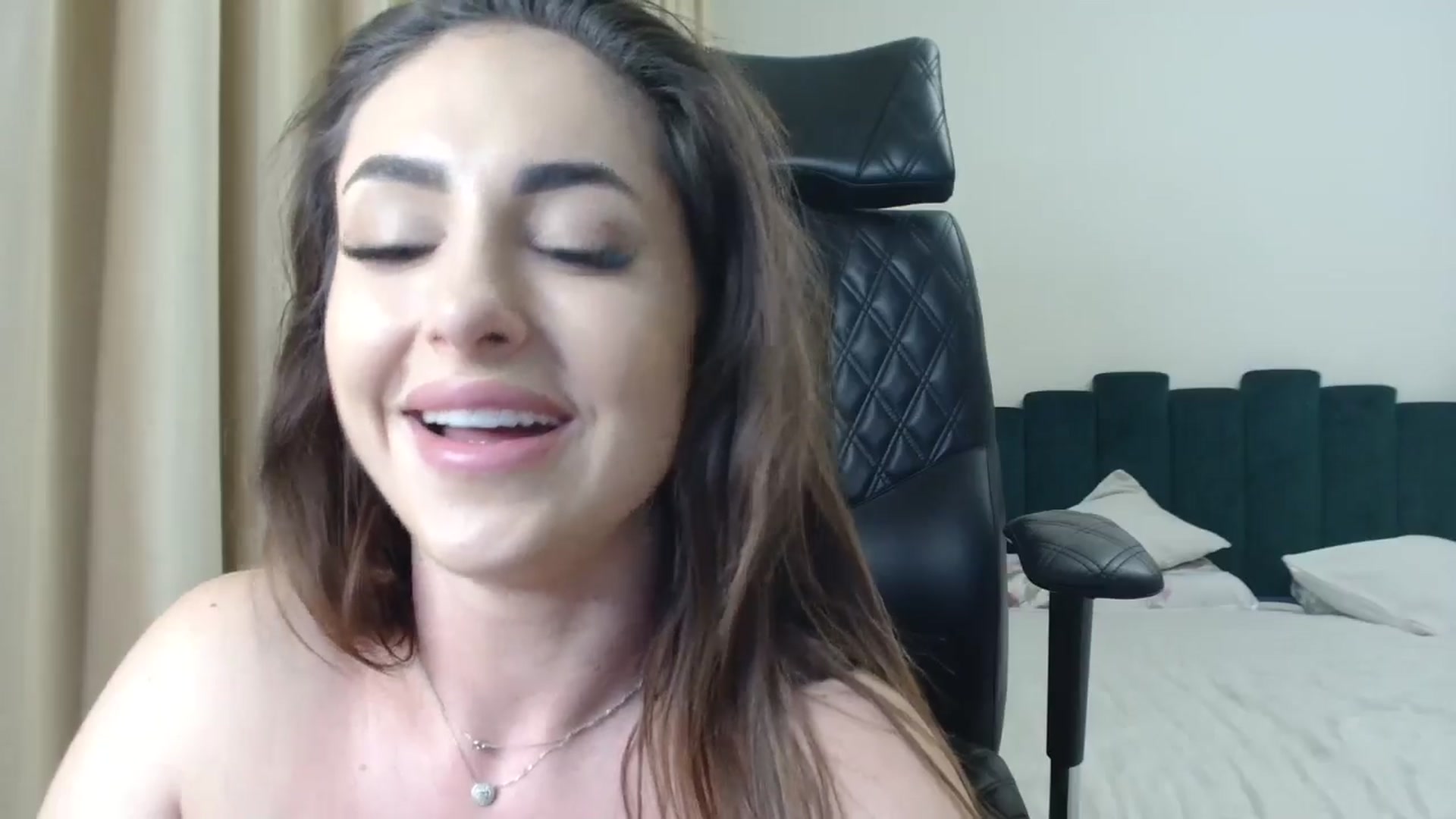 Gallery image thumbnail from DorisDolll's myfreecams stream on, 01/03/2025, 11:00 image 19 of 20