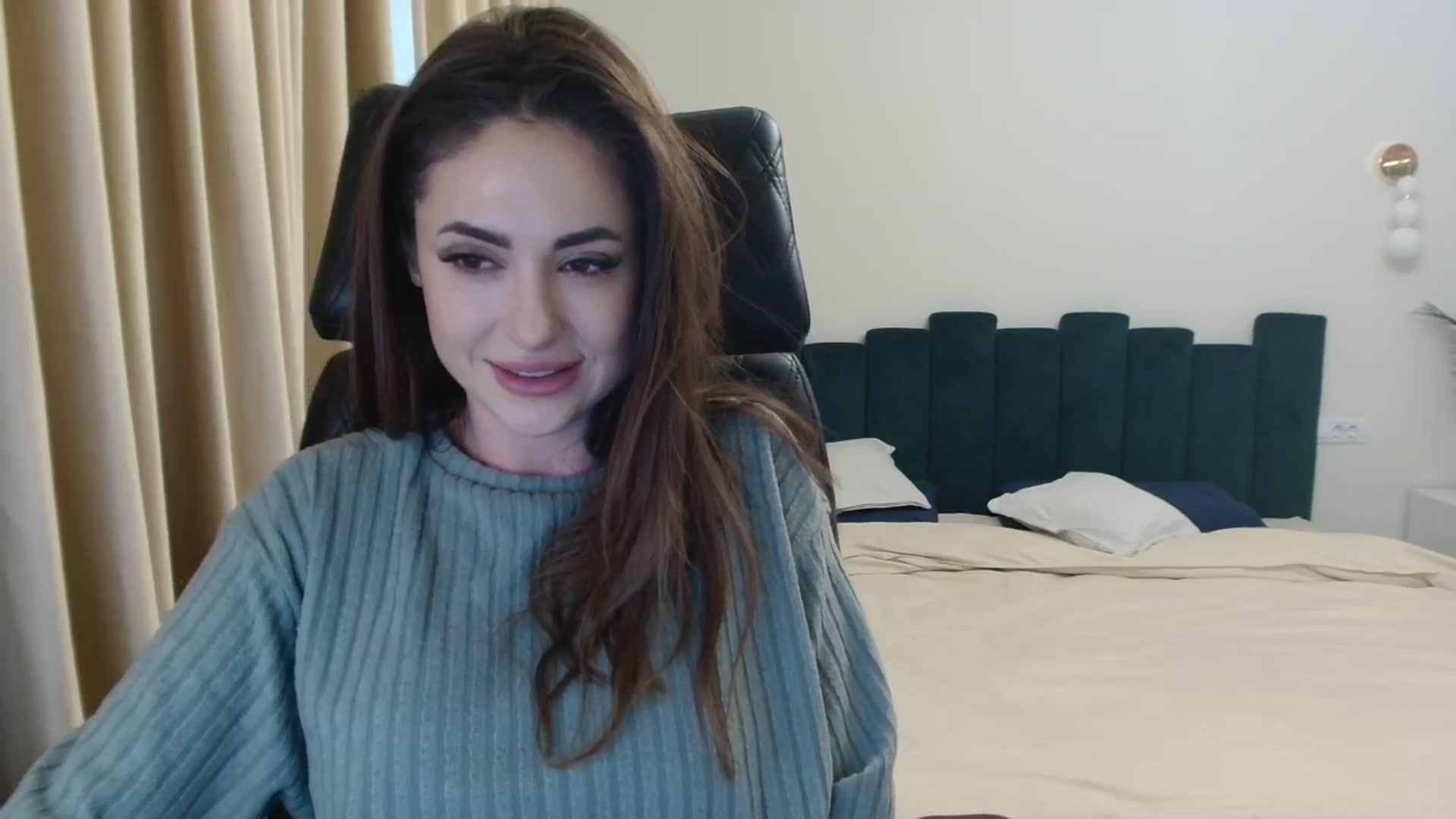 Gallery image thumbnail from DorisDolll's myfreecams stream on, 01/05/2025, 14:07 image 4 of 20