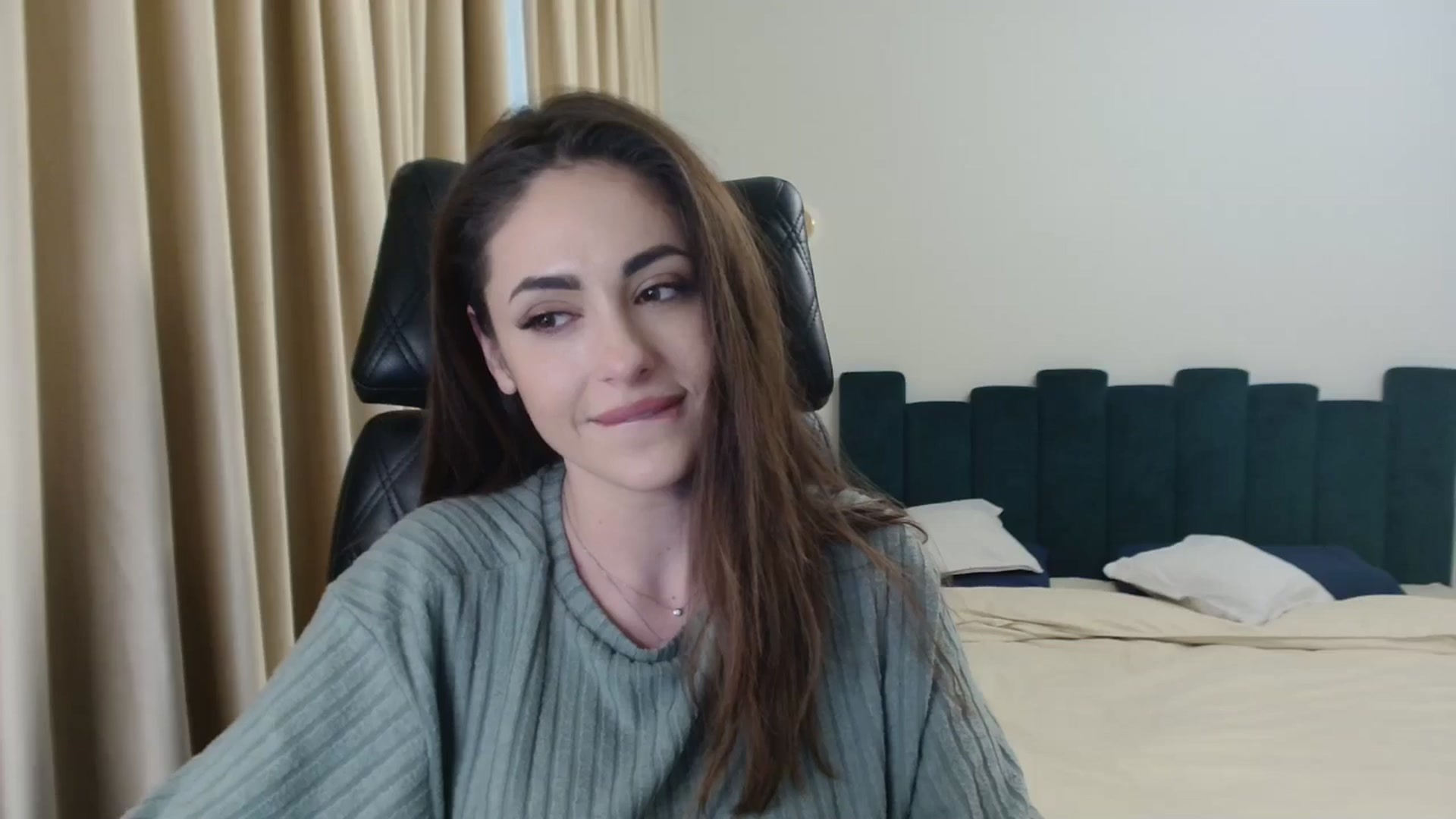 Gallery image thumbnail from DorisDolll's myfreecams stream on, 01/05/2025, 14:07 image 18 of 20