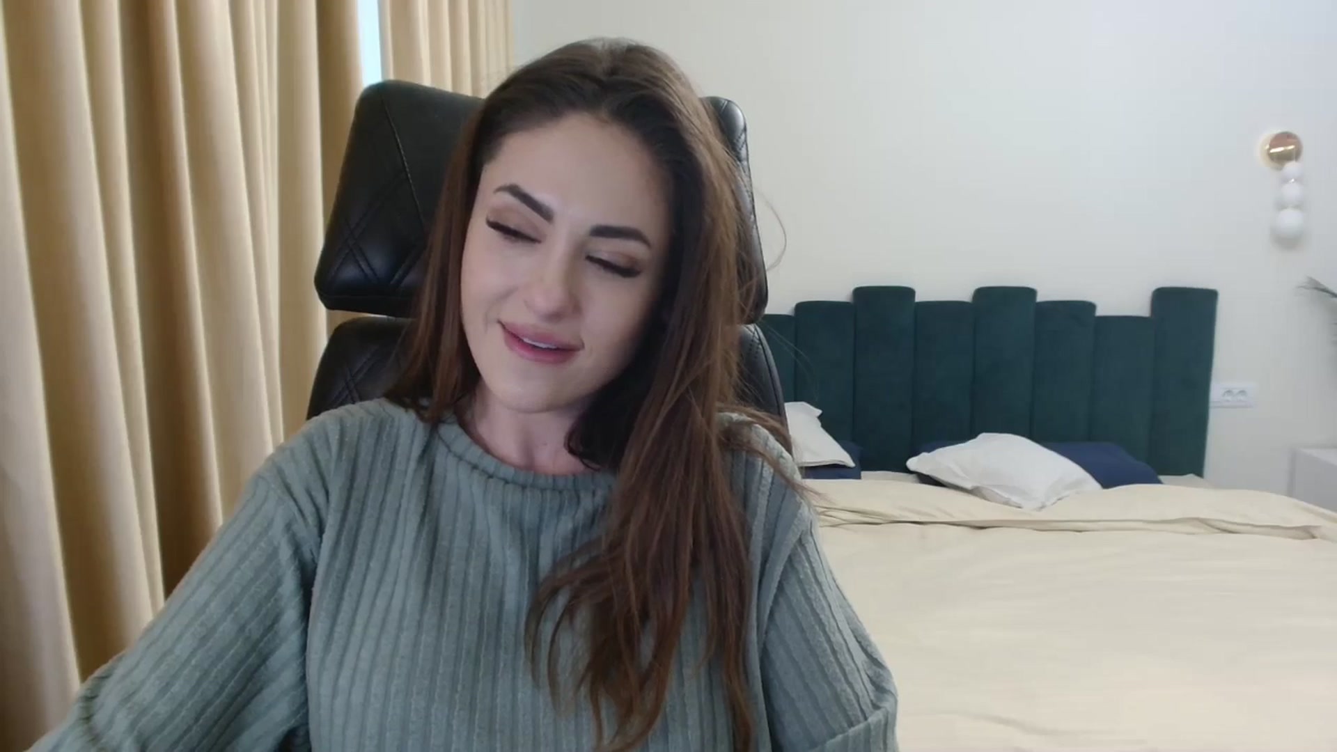 Gallery image thumbnail from DorisDolll's myfreecams stream on, 01/05/2025, 14:07 image 6 of 20