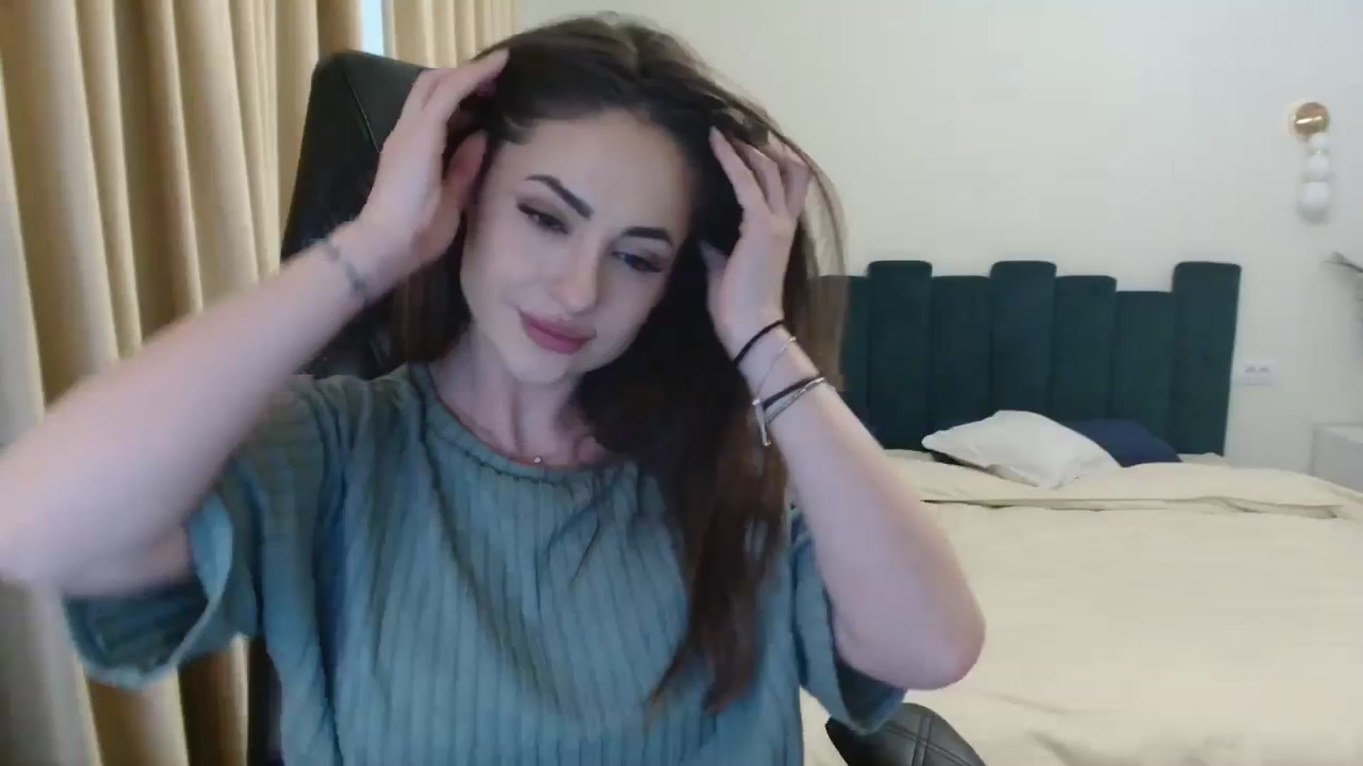 Gallery image thumbnail from DorisDolll's myfreecams stream on, 01/05/2025, 14:07 image 9 of 20