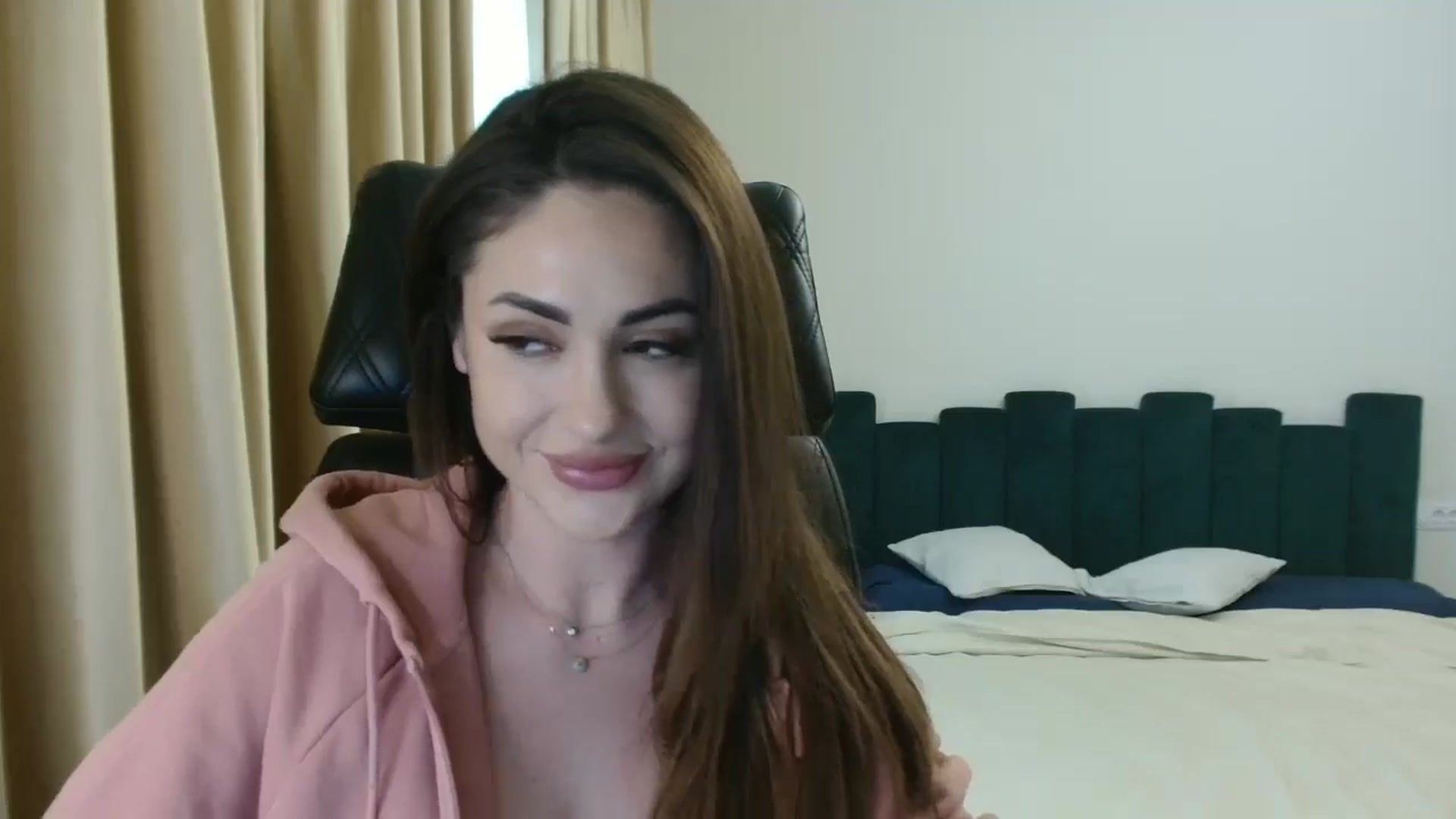 Gallery image thumbnail from DorisDolll's myfreecams stream on, 01/06/2025, 12:55 image 4 of 20