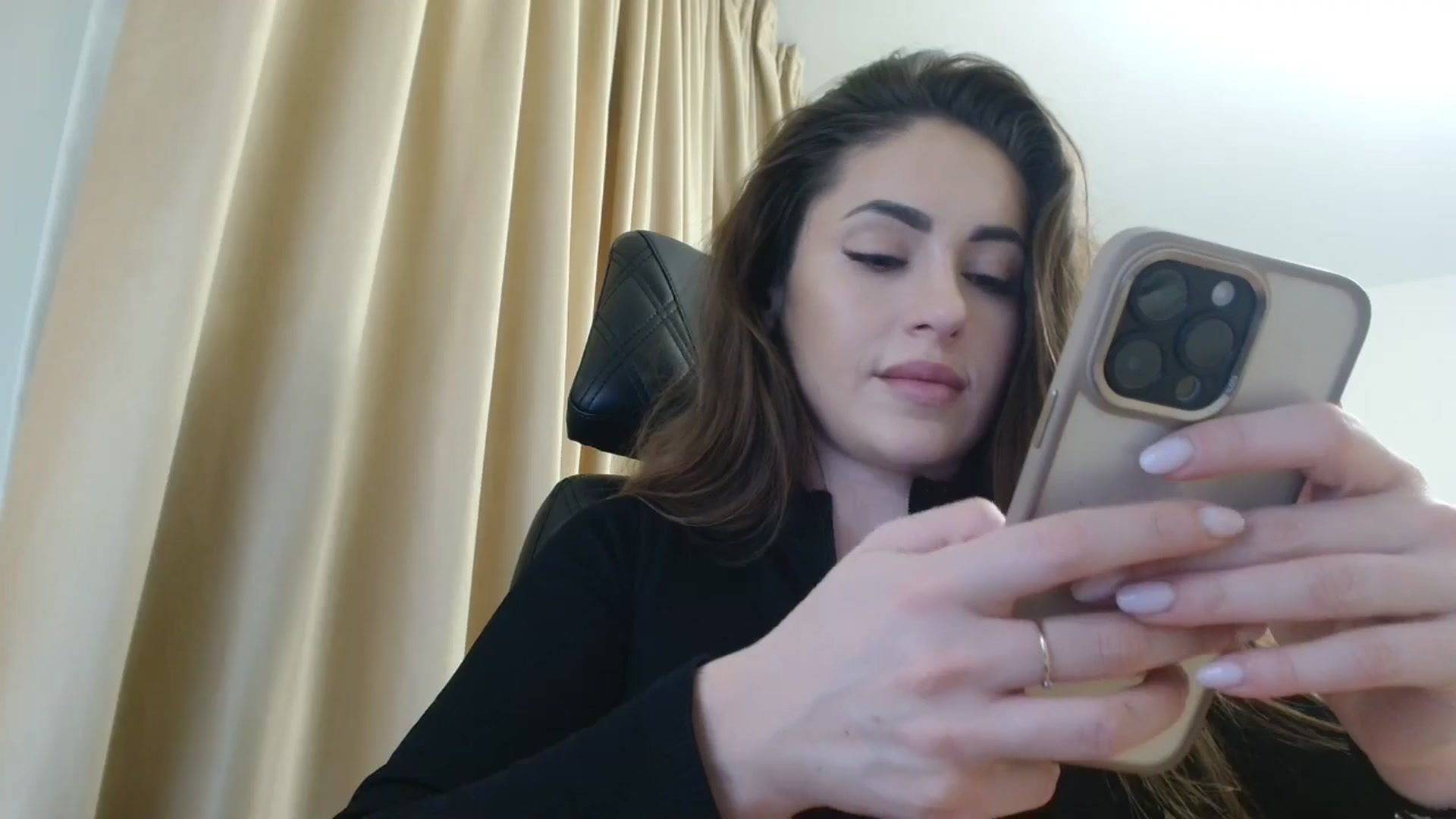 Gallery image thumbnail from DorisDolll's myfreecams stream on, 01/07/2025, 11:53 image 12 of 20