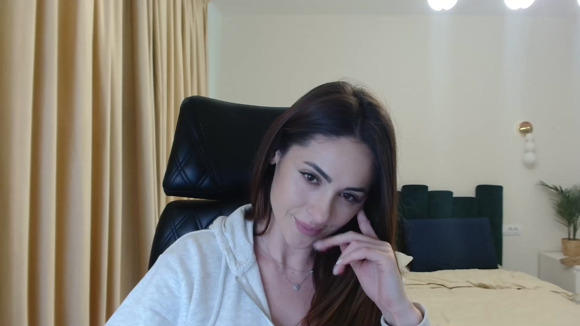 Gallery image thumbnail from DorisDolll's myfreecams stream on, 01/08/2025, 11:48 image 15 of 20