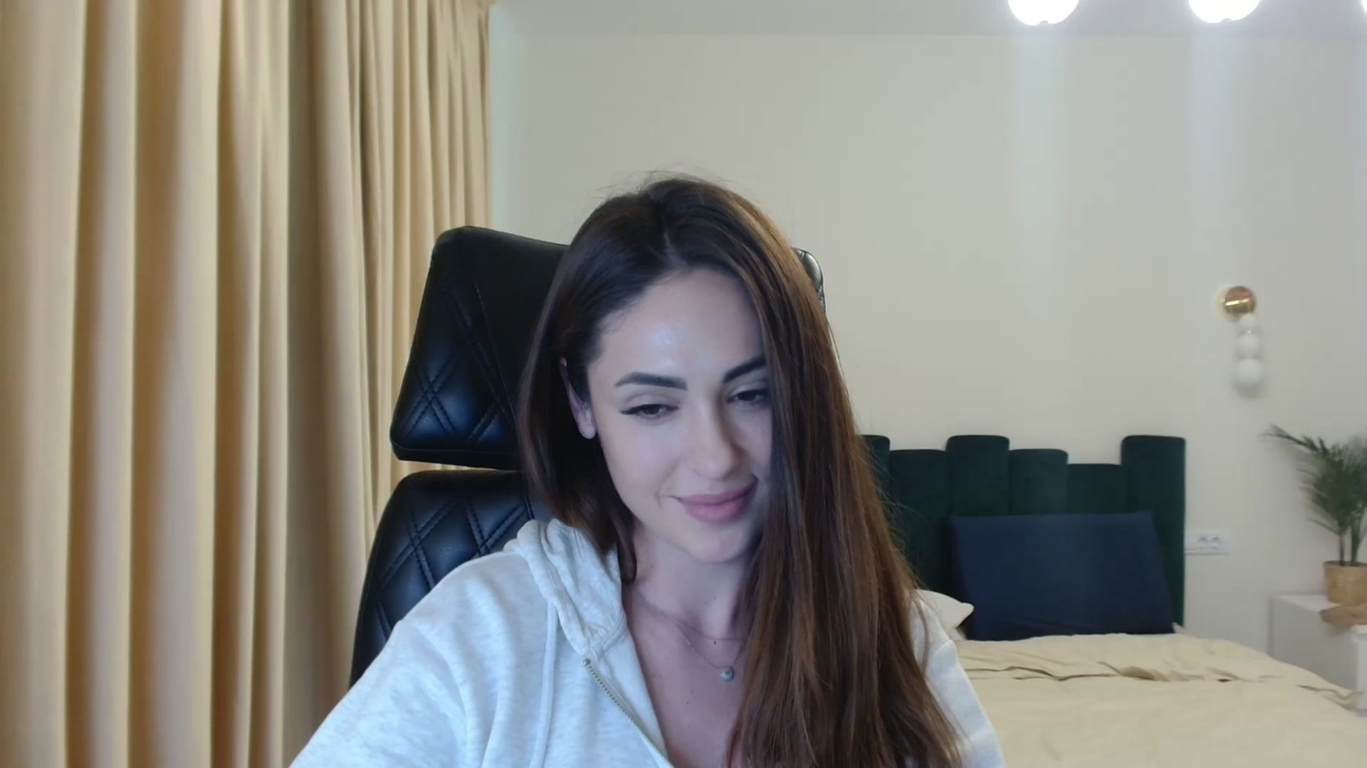 Gallery image thumbnail from DorisDolll's myfreecams stream on, 01/08/2025, 11:48 image 16 of 20