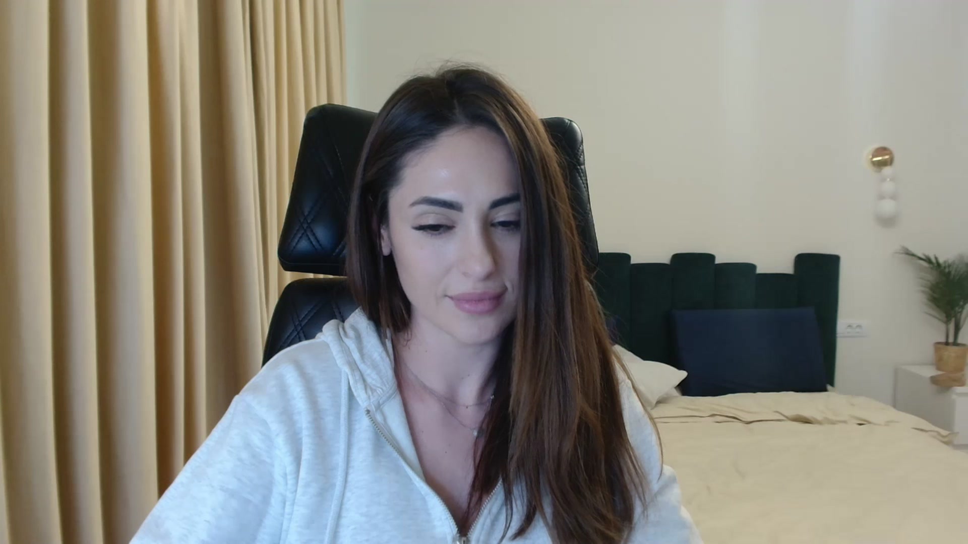 Gallery image thumbnail from DorisDolll's myfreecams stream on, 01/08/2025, 11:48 image 18 of 20