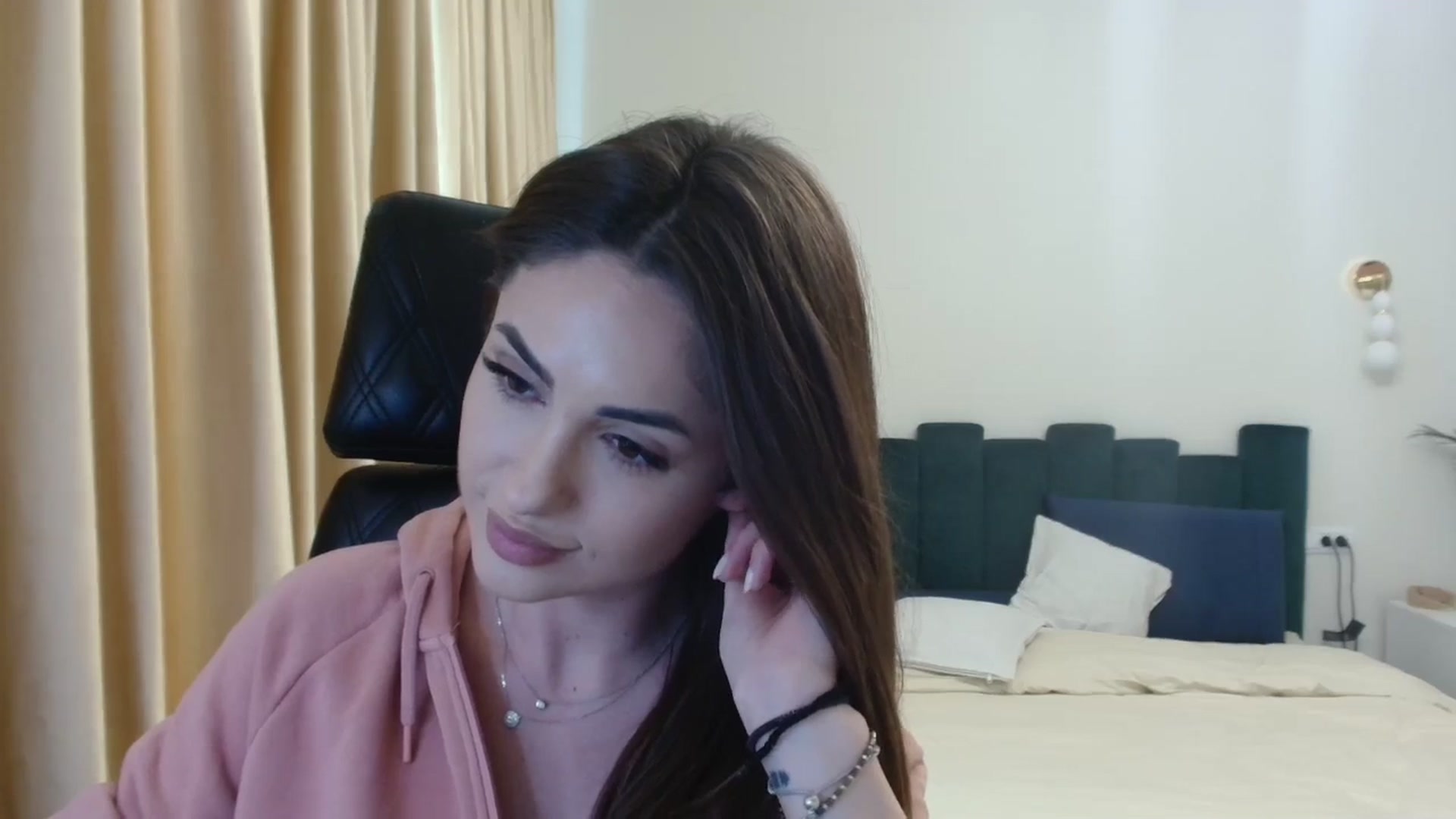 Gallery image thumbnail from DorisDolll's myfreecams stream on, 01/10/2025, 12:21 image 18 of 20