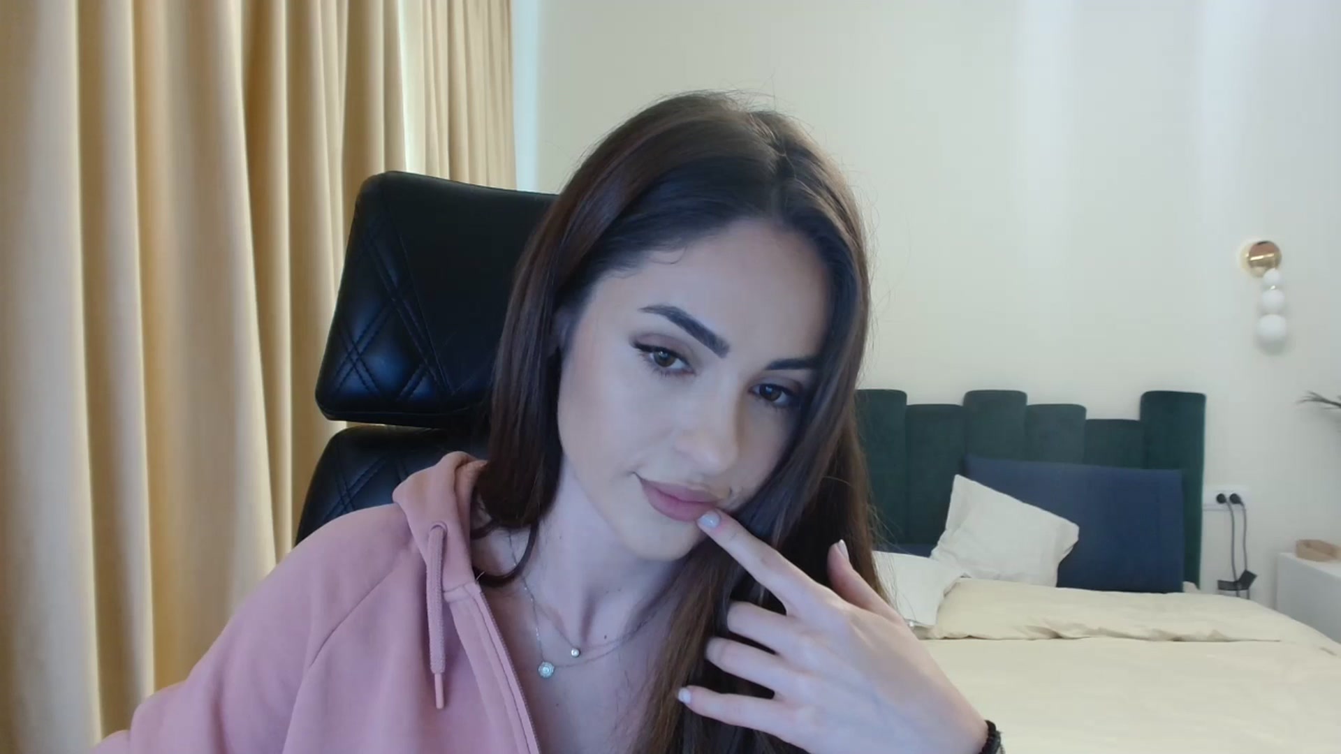 Gallery image thumbnail from DorisDolll's myfreecams stream on, 01/10/2025, 12:21 image 15 of 20