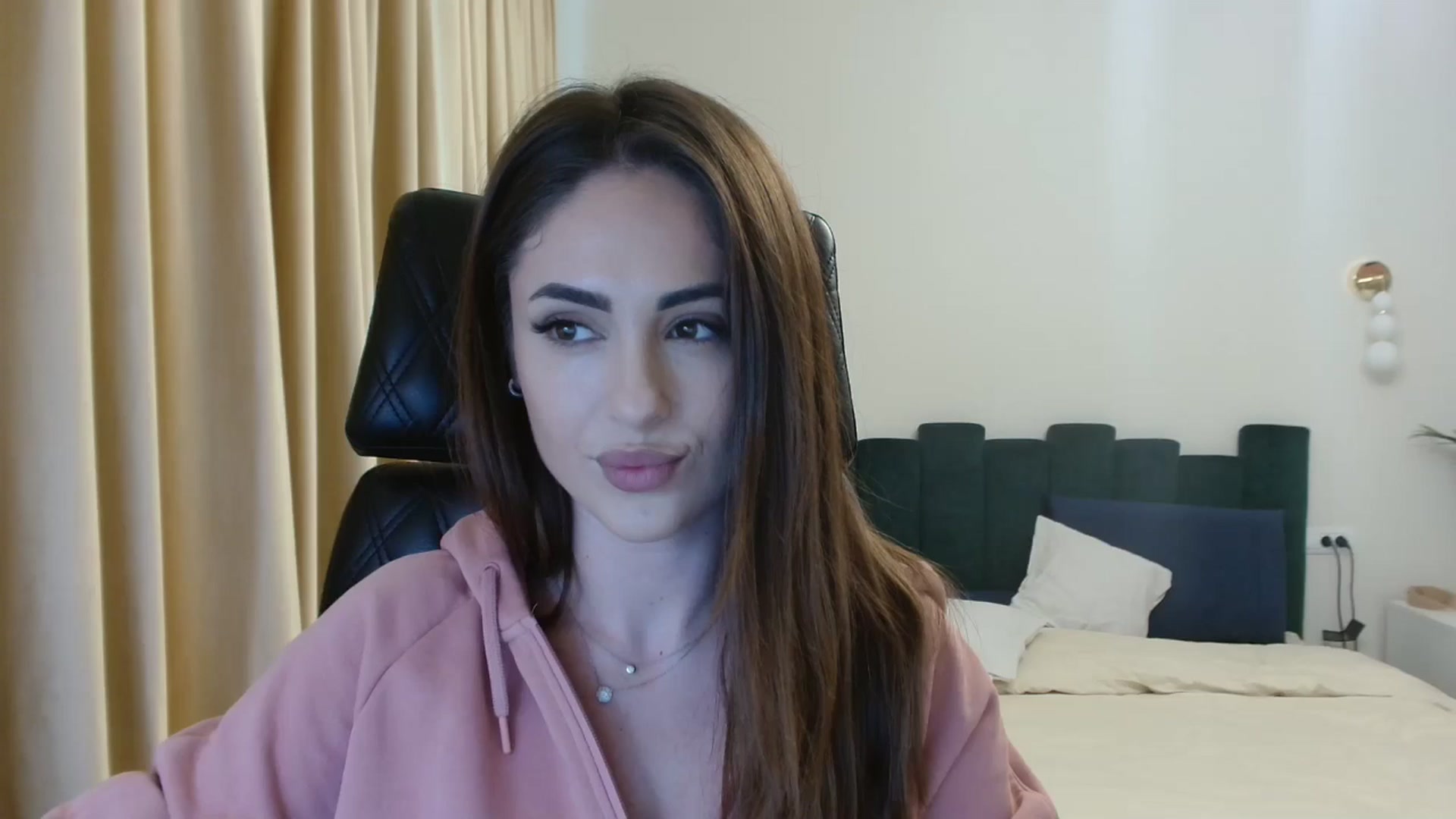 Gallery image thumbnail from DorisDolll's myfreecams stream on, 01/10/2025, 12:21 image 17 of 20