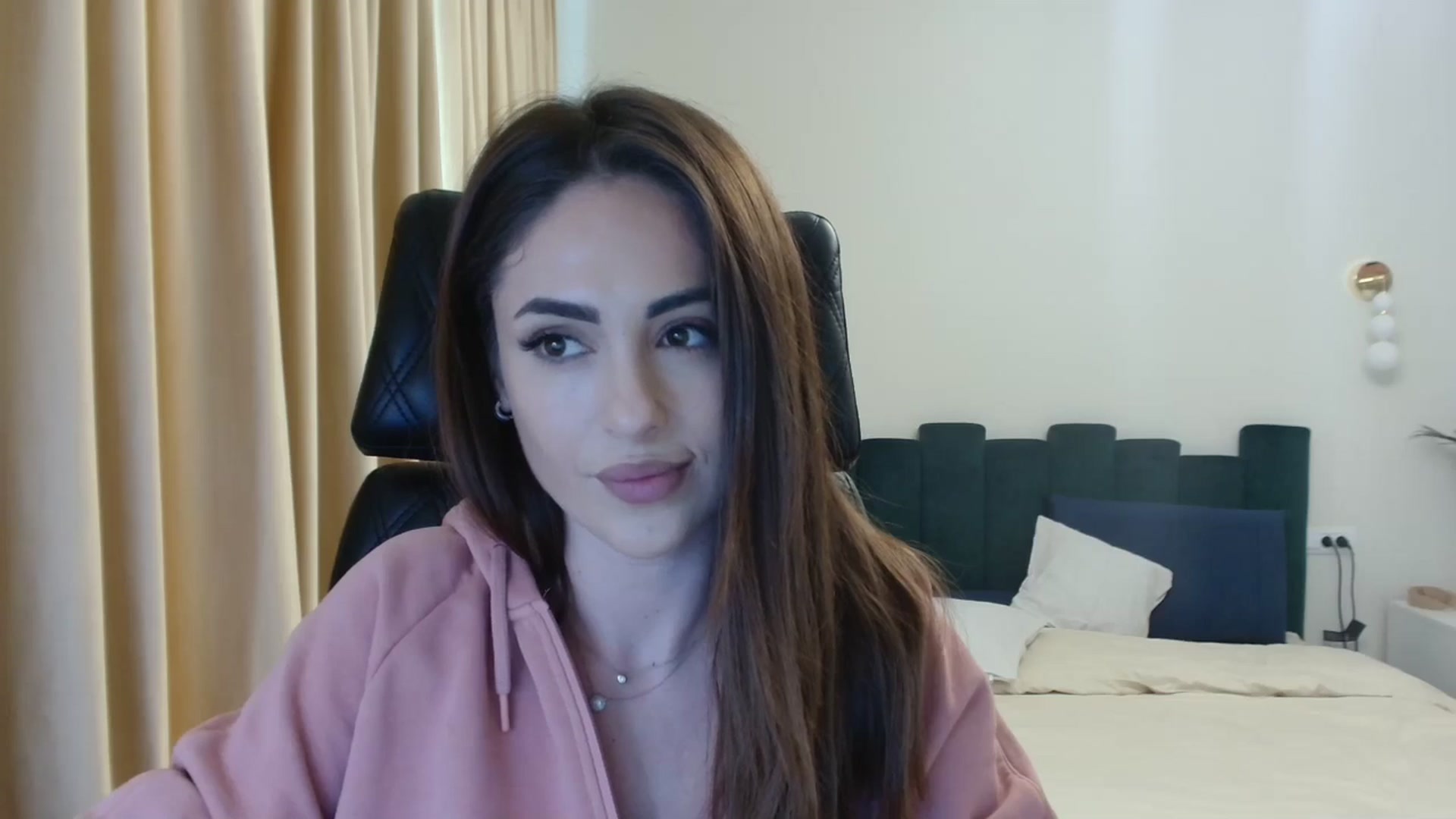 Gallery image thumbnail from DorisDolll's myfreecams stream on, 01/10/2025, 12:21 image 16 of 20