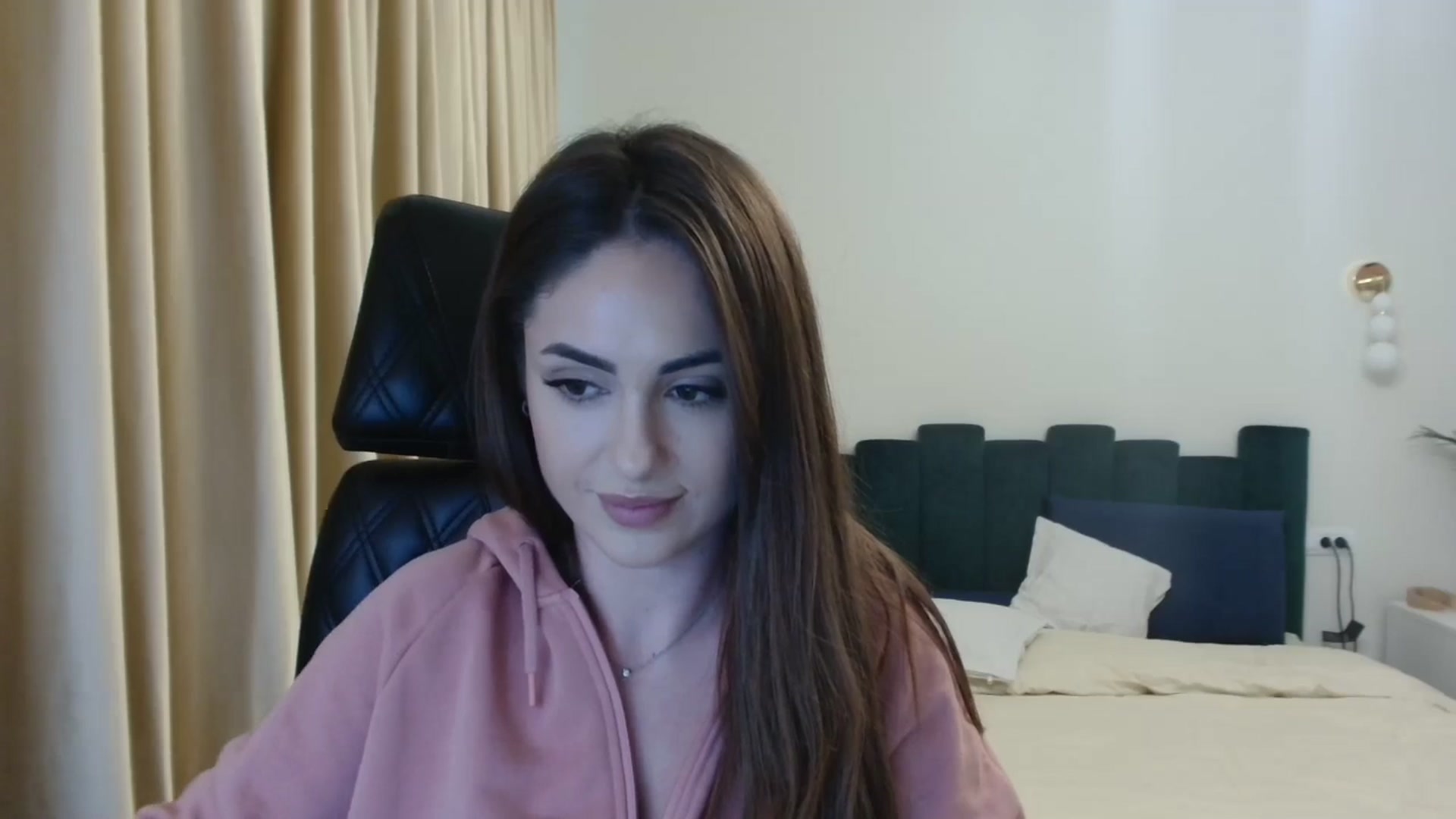 Gallery image thumbnail from DorisDolll's myfreecams stream on, 01/10/2025, 12:21 image 8 of 20