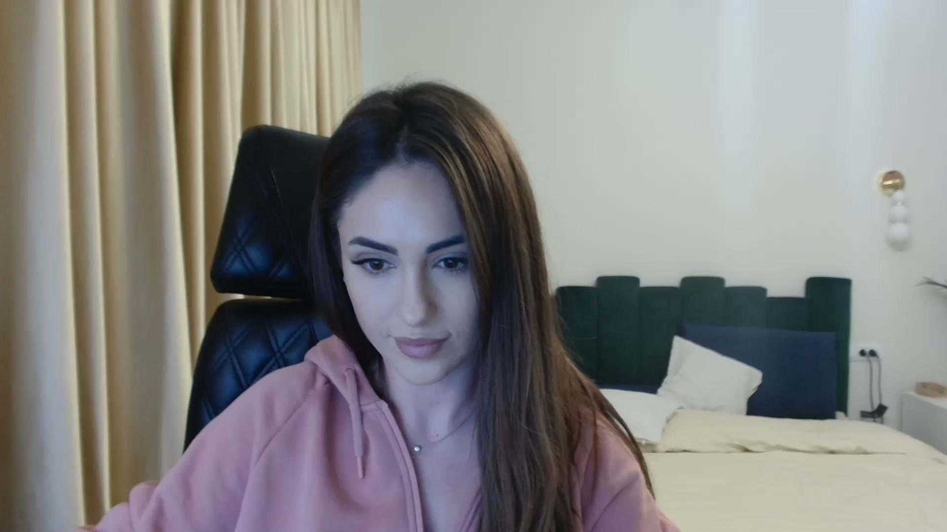 Gallery image thumbnail from DorisDolll's myfreecams stream on, 01/10/2025, 12:21 image 1 of 20