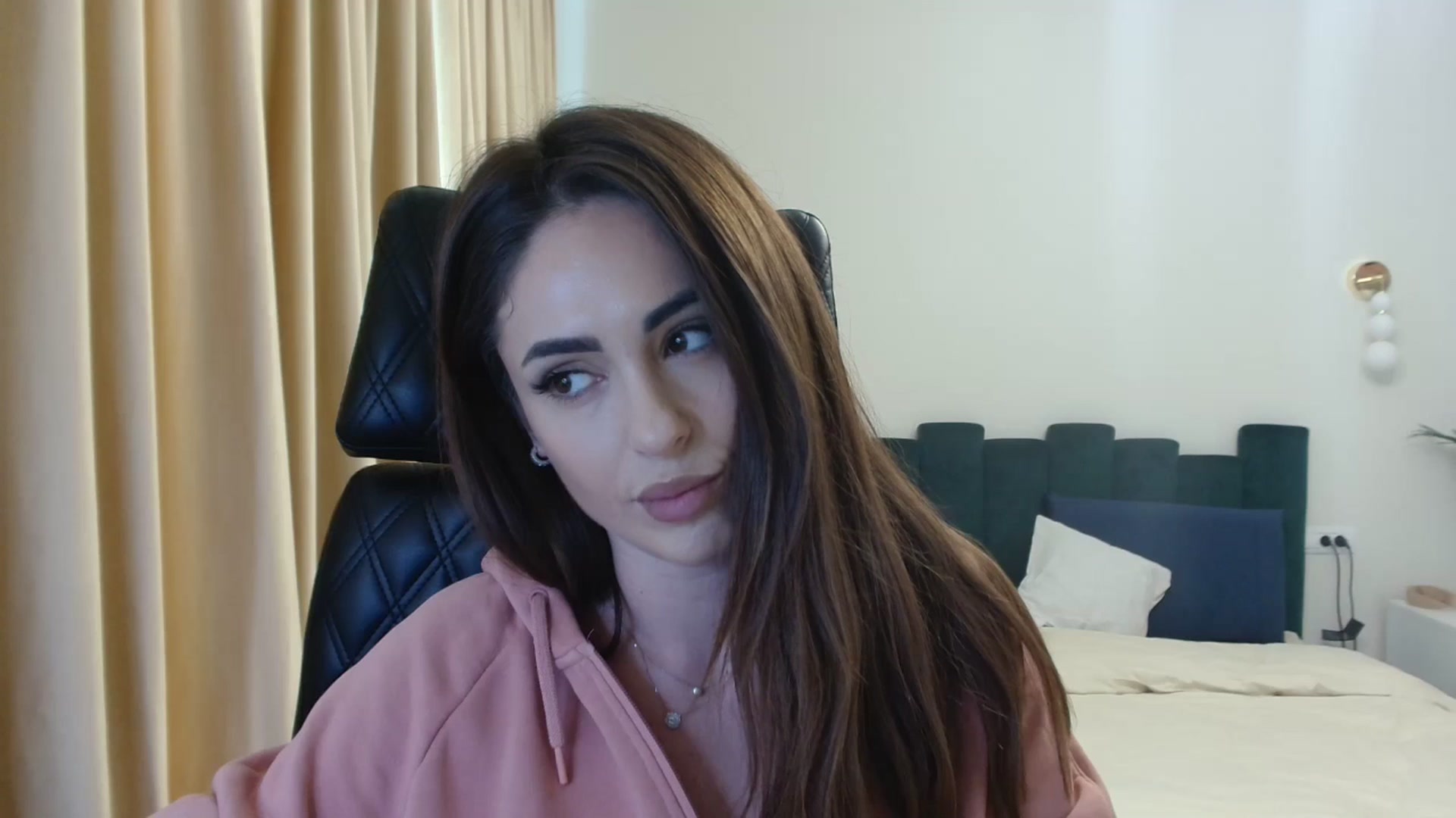 Gallery image thumbnail from DorisDolll's myfreecams stream on, 01/10/2025, 12:21 image 14 of 20