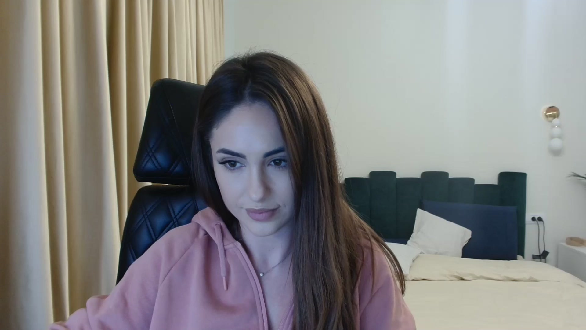 Gallery image thumbnail from DorisDolll's myfreecams stream on, 01/10/2025, 12:21 image 4 of 20