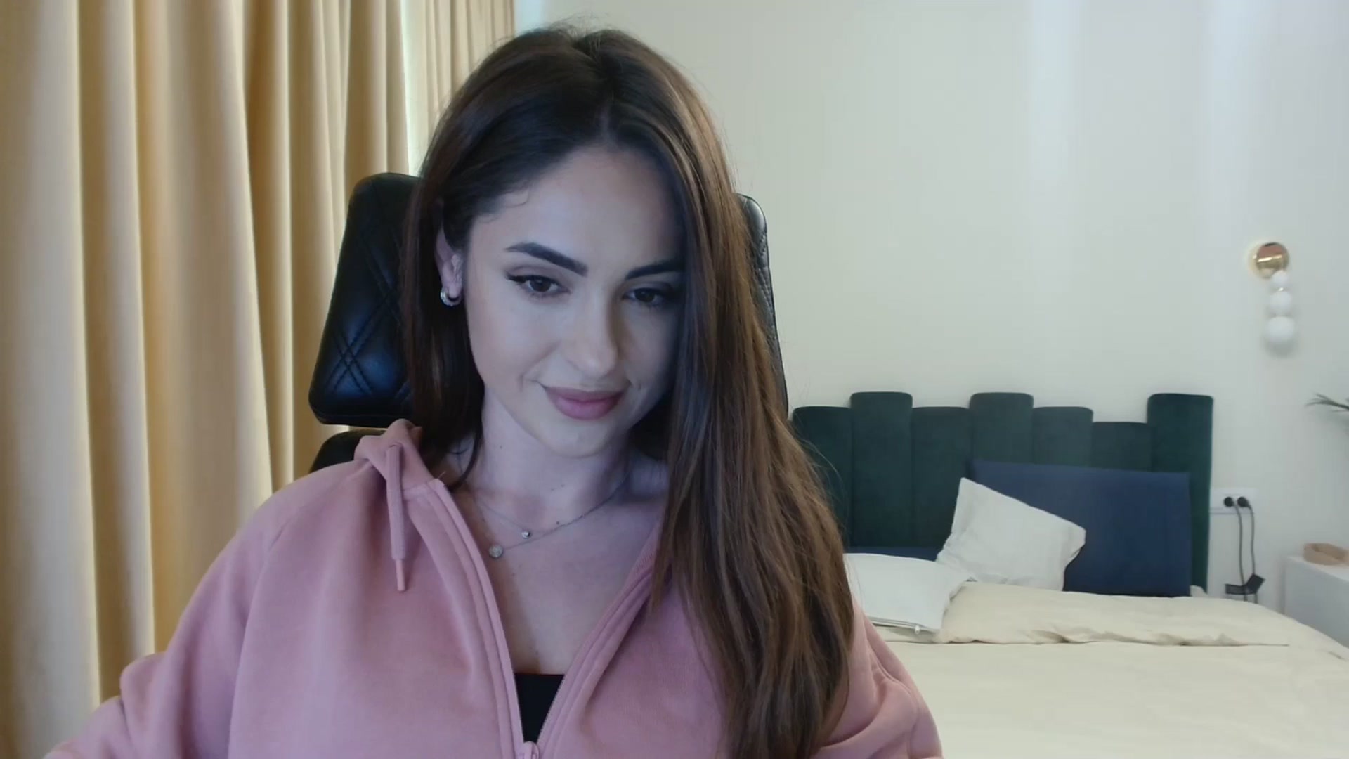Gallery image thumbnail from DorisDolll's myfreecams stream on, 01/10/2025, 12:21 image 12 of 20