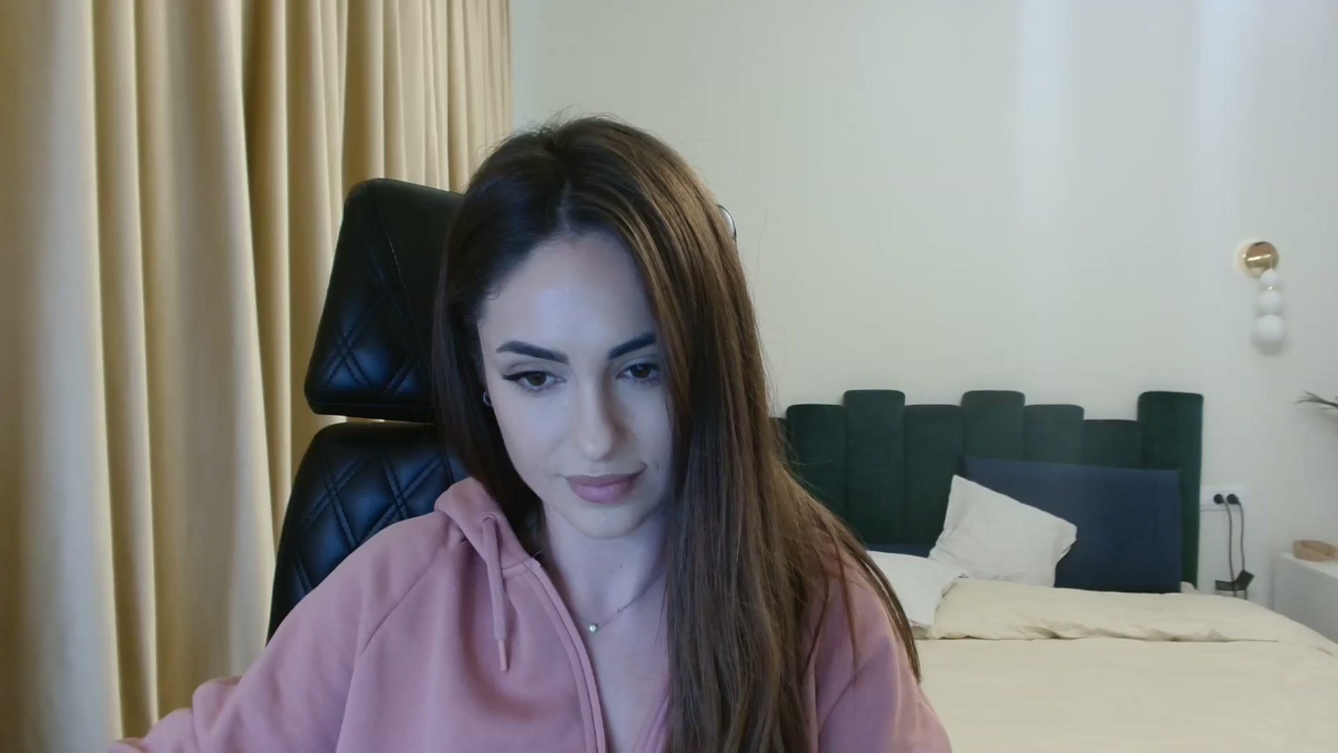 Gallery image thumbnail from DorisDolll's myfreecams stream on, 01/10/2025, 12:21 image 7 of 20