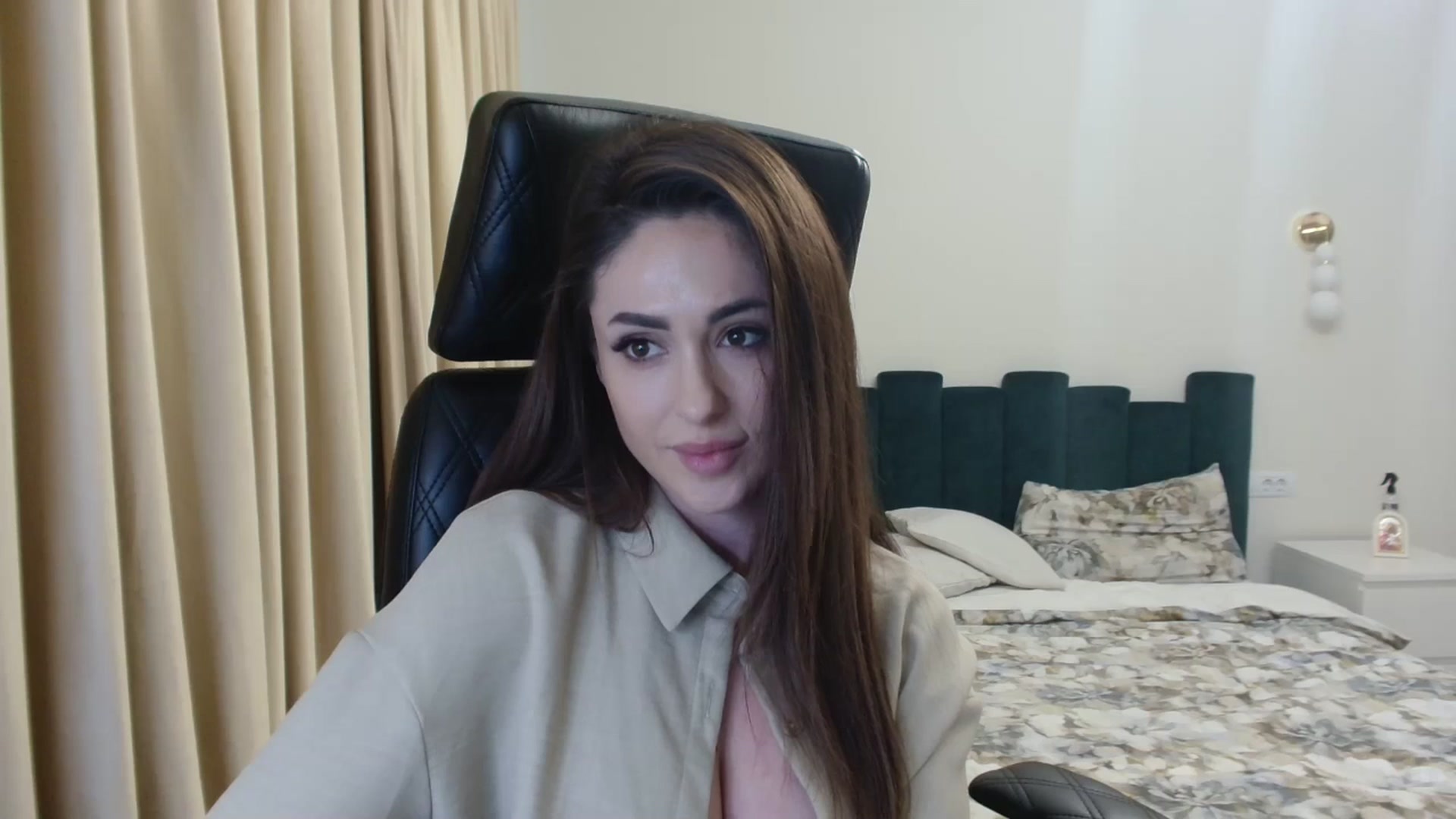 Gallery image thumbnail from DorisDolll's myfreecams stream on, 02/05/2025, 12:05 image 18 of 20