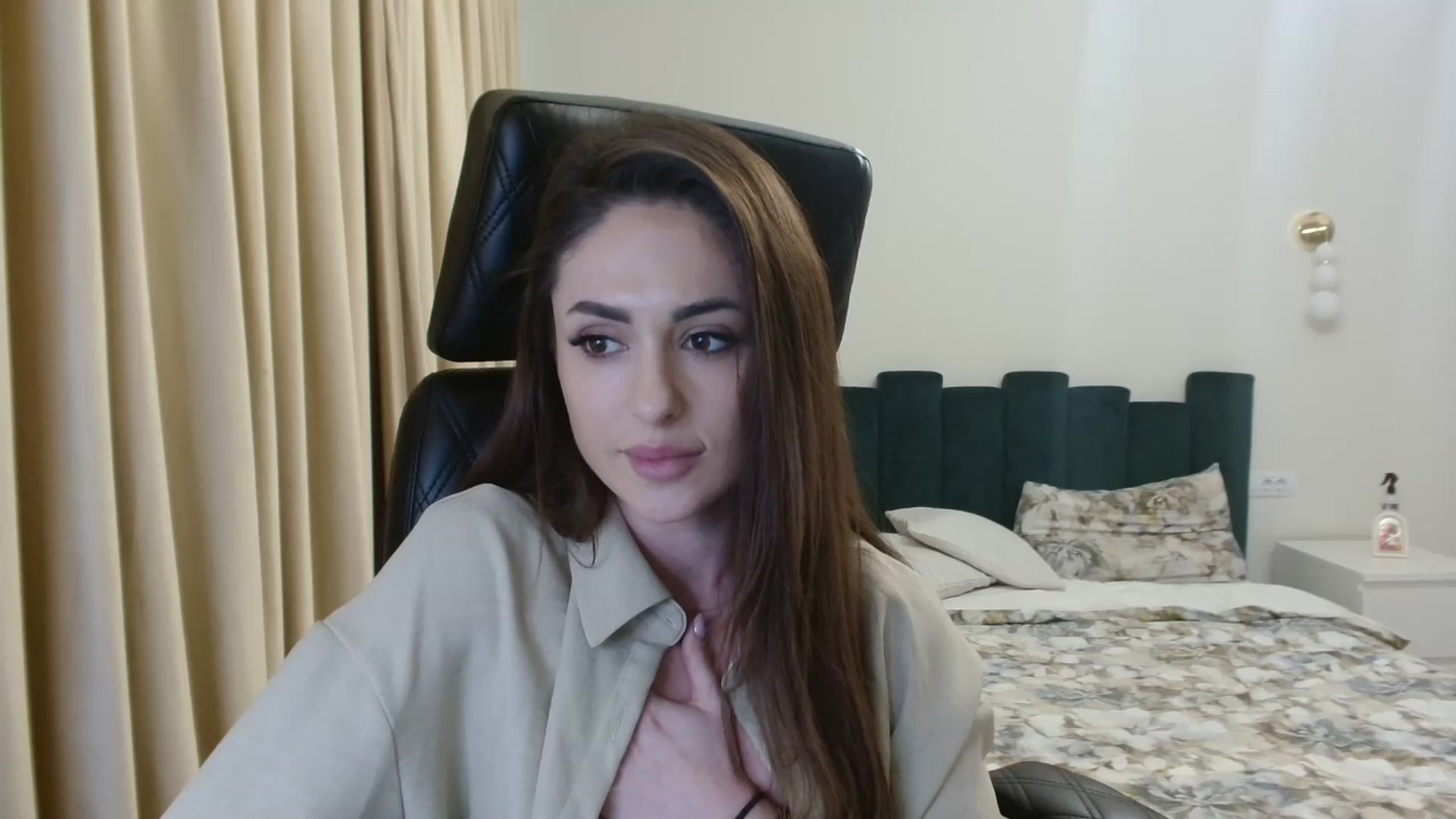 Gallery image thumbnail from DorisDolll's myfreecams stream on, 02/05/2025, 12:05 image 17 of 20